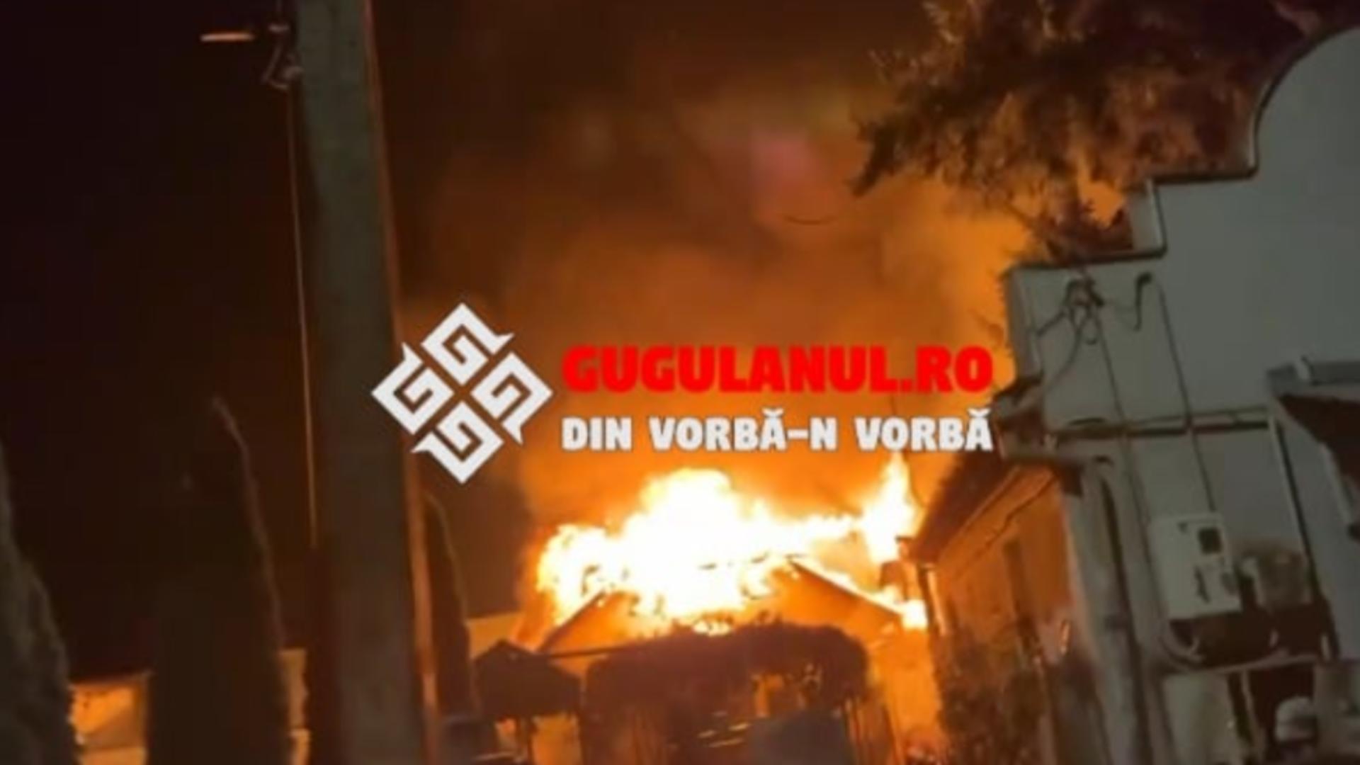 Incendiu puternic în Caraș-Severin, izbucnit din cauza scânteilor de la un coș de fum. Au fost afectate patru case / Captură foto