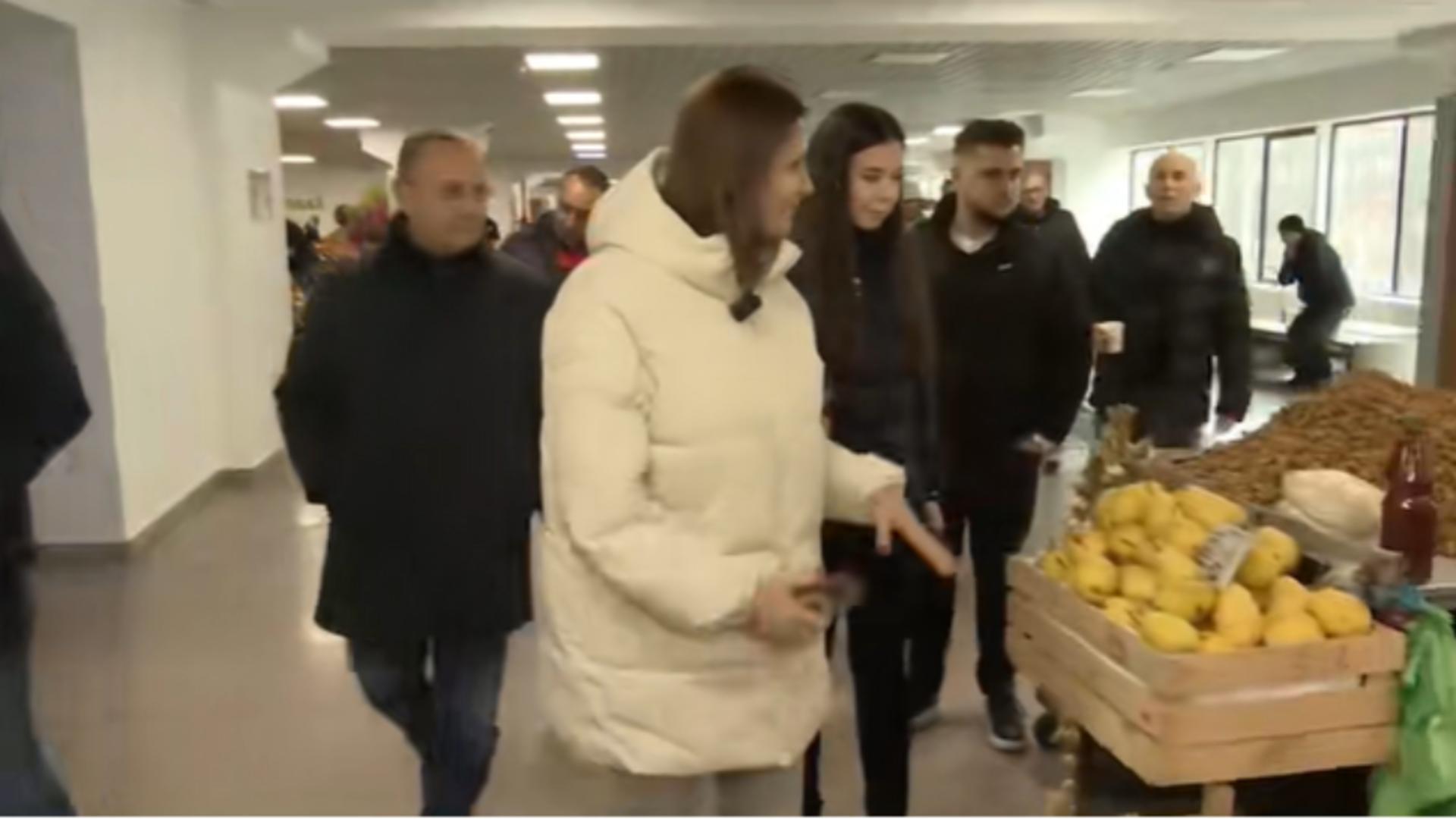 Anca Alexandrescu, din nou printre oameni: ce a cumpărat de la piață / Captură video 