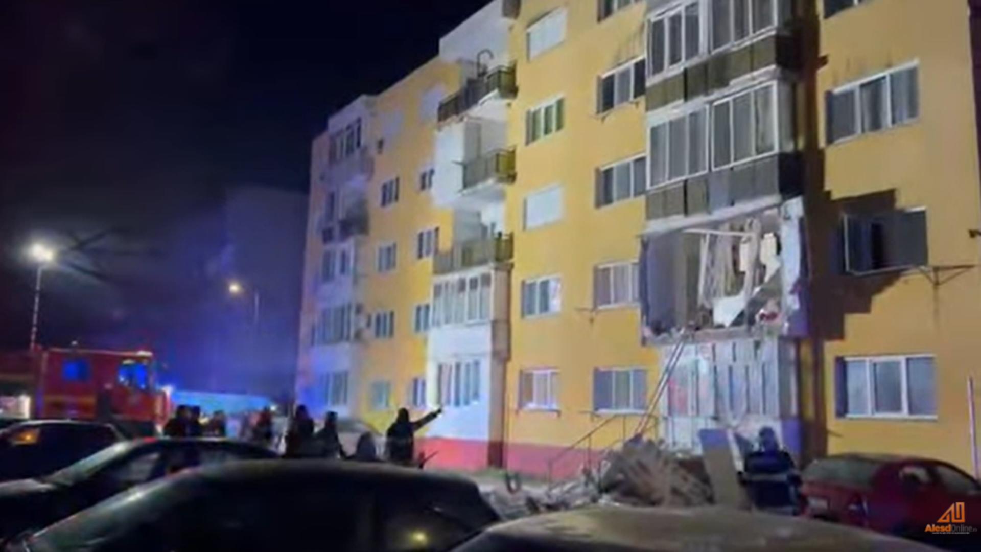 Explozie devastatoare într-un bloc din Bihor: o femeie, grav rănită după prăbușirea balconului/ Captur[ video