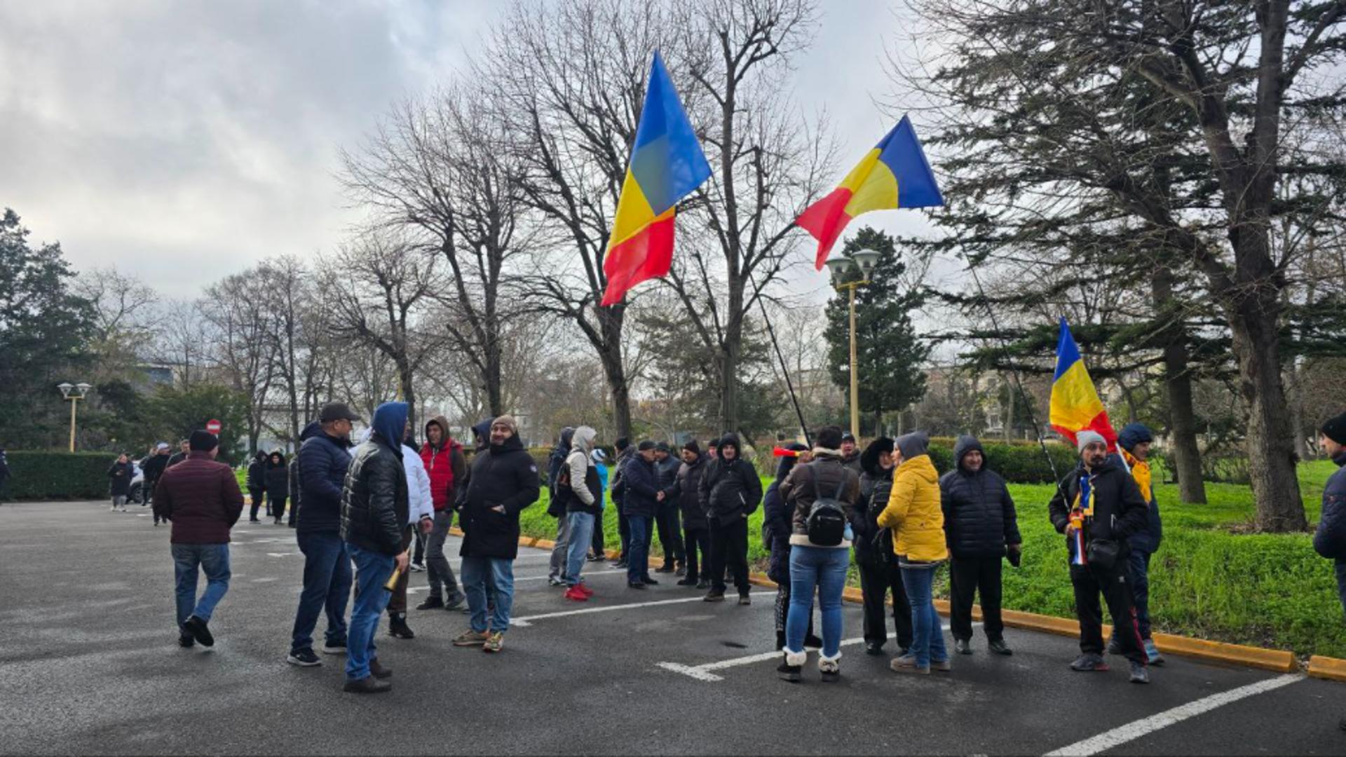 Protest spontan la compania de transport în comun din Constanța. Angajații cer demisia conducerii, iar transportul este blocat – VIDEO