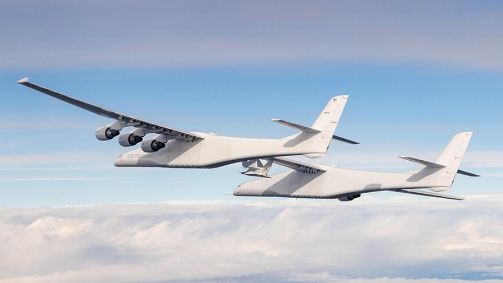 Record absolut în aviație. Singurul avion din lume cu aripi mai late decât un teren de fotbal - Video