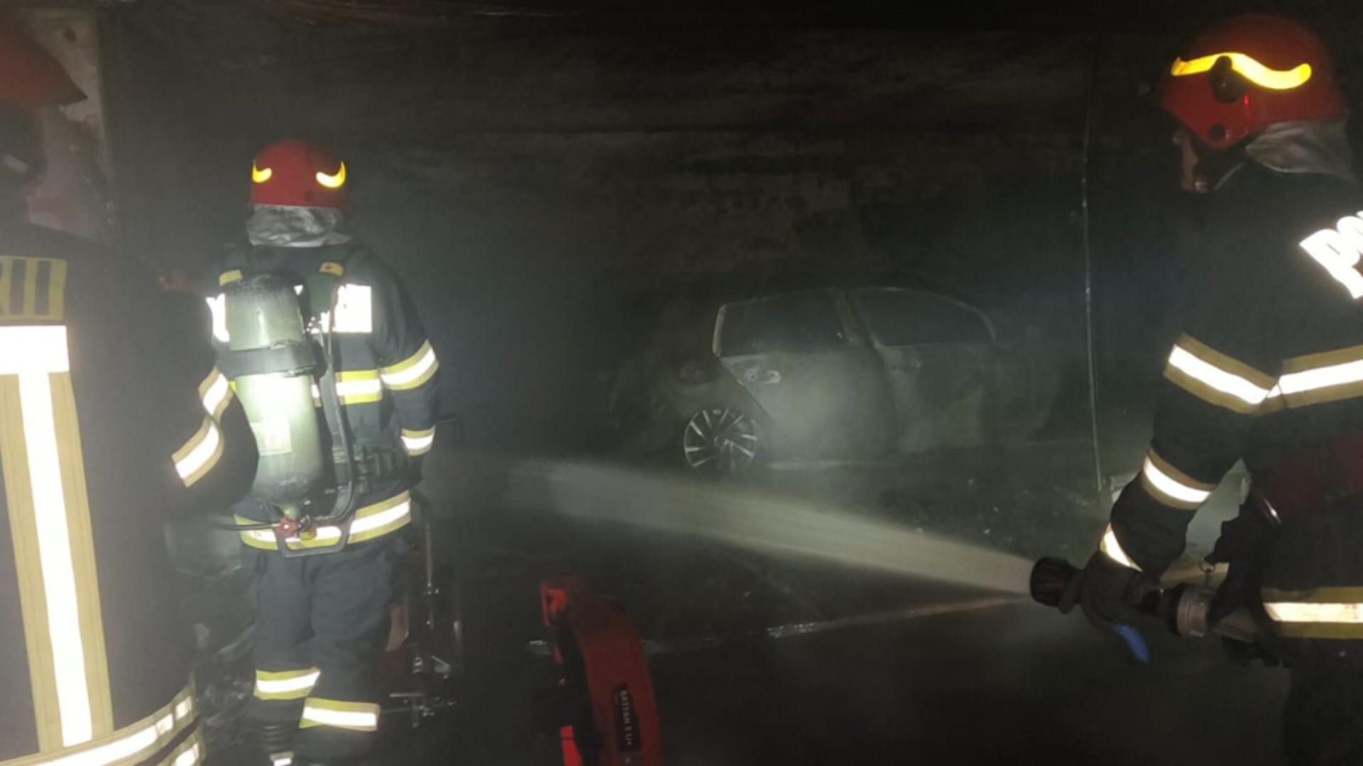 Incendiu în parcarea unui centru comercial din Ploiești. O mașină a luat foc: de la ce au pornit flăcările