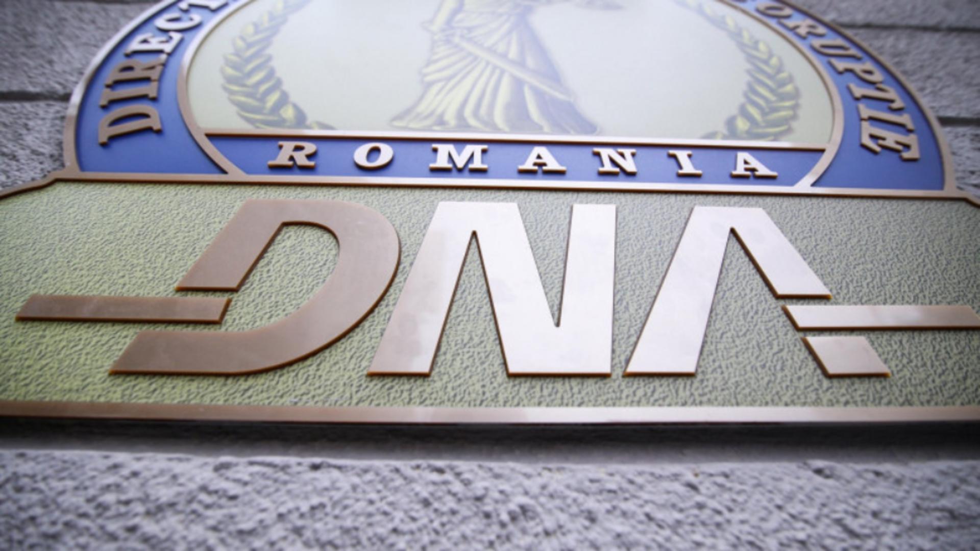 Polițist anticorupție prins în flagrant la Giurgiu. Ofițer de la Economic, reținut după ce a fost surprins primind mită 10.000 de lei în parcarea unui fast-food