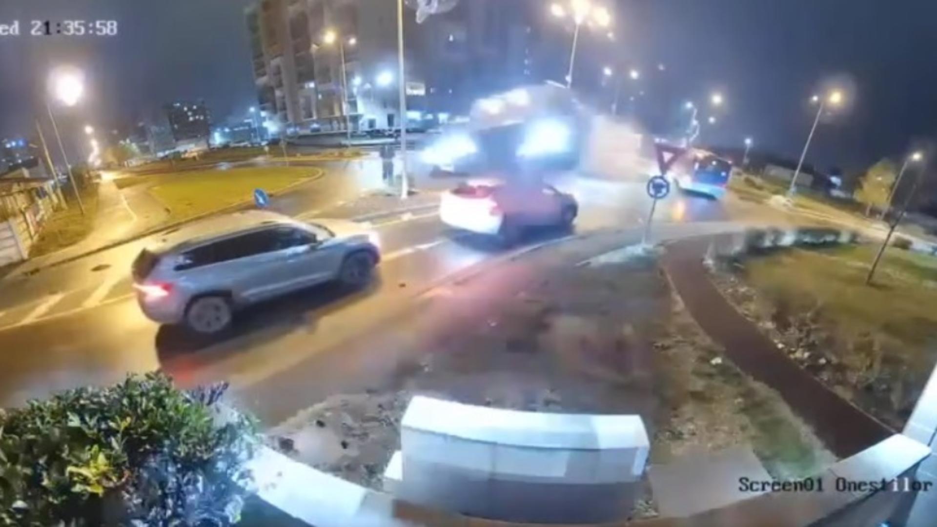Accident spectaculos la Oradea: un șofer a ajuns la spital după ce a „zburat” cu mașina peste un sens giratoriu - VIDEO