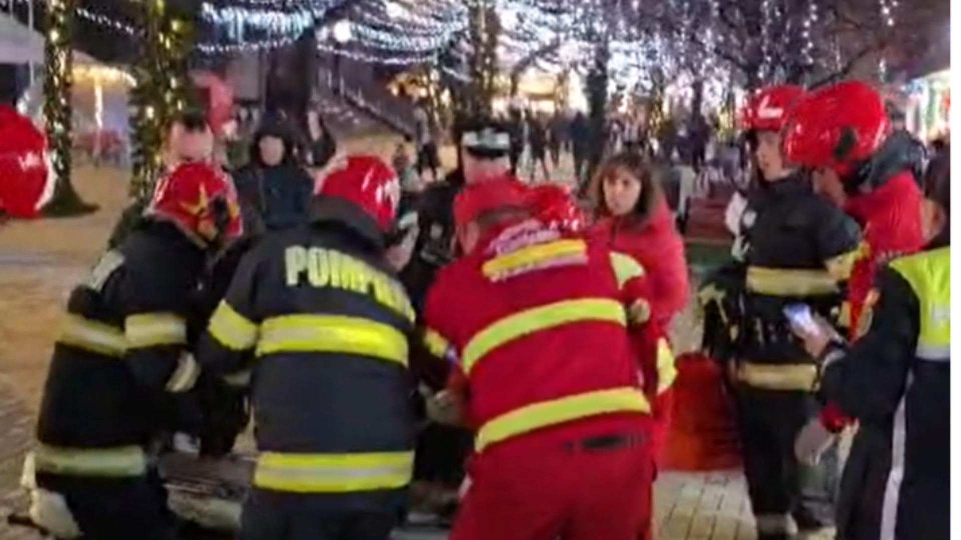 Clipe de groază la Târgul de Crăciun din Pitești. O femeie a fost lovită de trenulețul de agrement - VIDEO