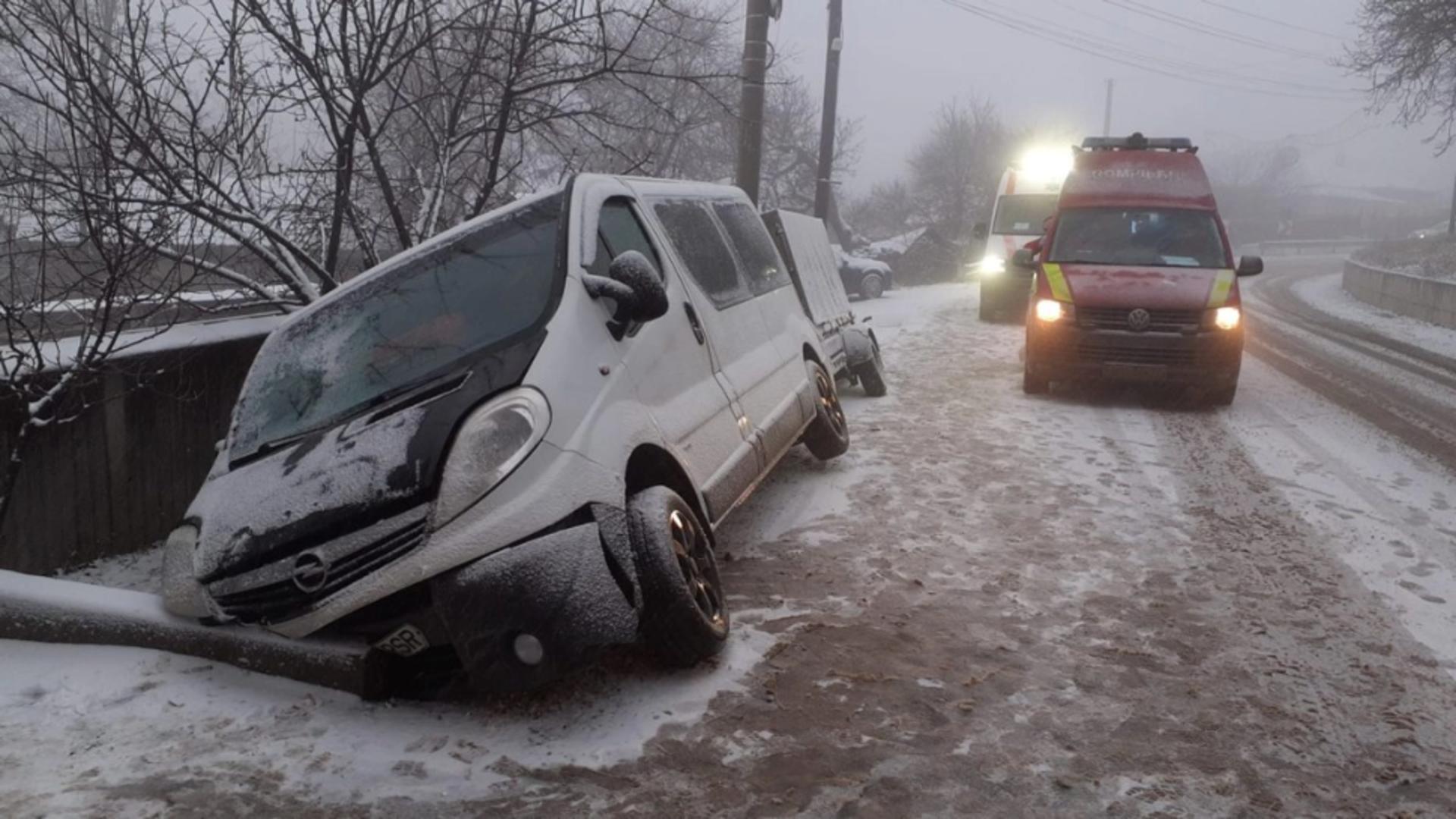 Accident grav în județul Iași. Un microbuz cu 7 persoane s-a răsturnat într-un șant - FOTO