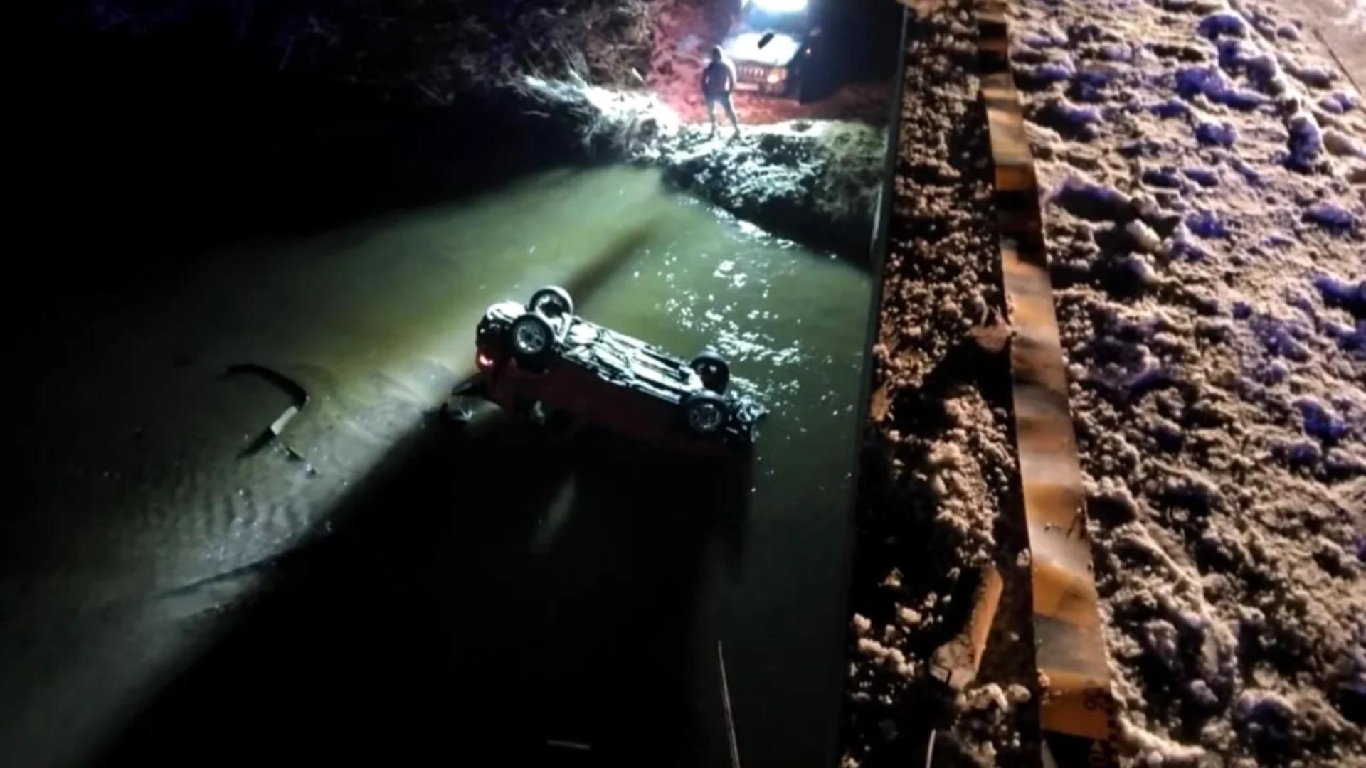 Accident grav în Vâlcea. O mașină a rupt parapetul unui pod și a căzut în râu