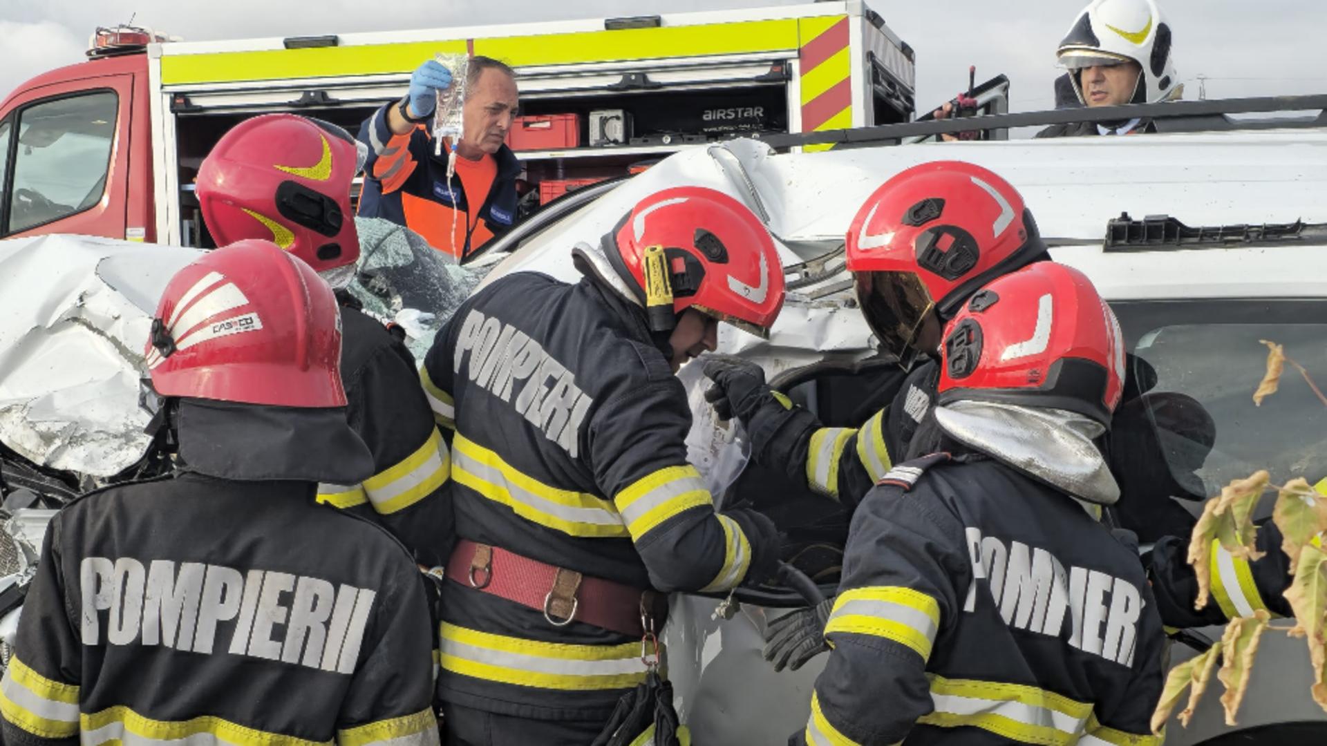 Accident violent pe DN2A. Zeci de salvatori mobilizați, a fost trimis și un elicopter SMURD