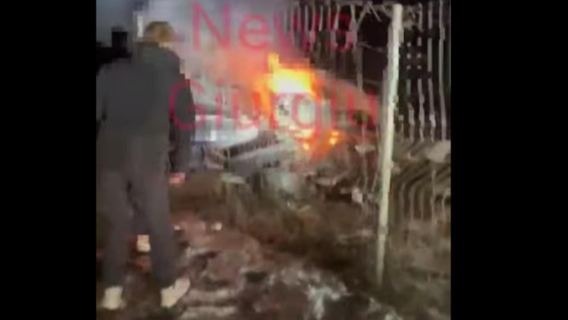 Accident rutier în Ilfov: mașină în flăcări după ce a intrat în stâlp. Cinci victime după ce șoferul de 19 ani a pierdut controlul volanului