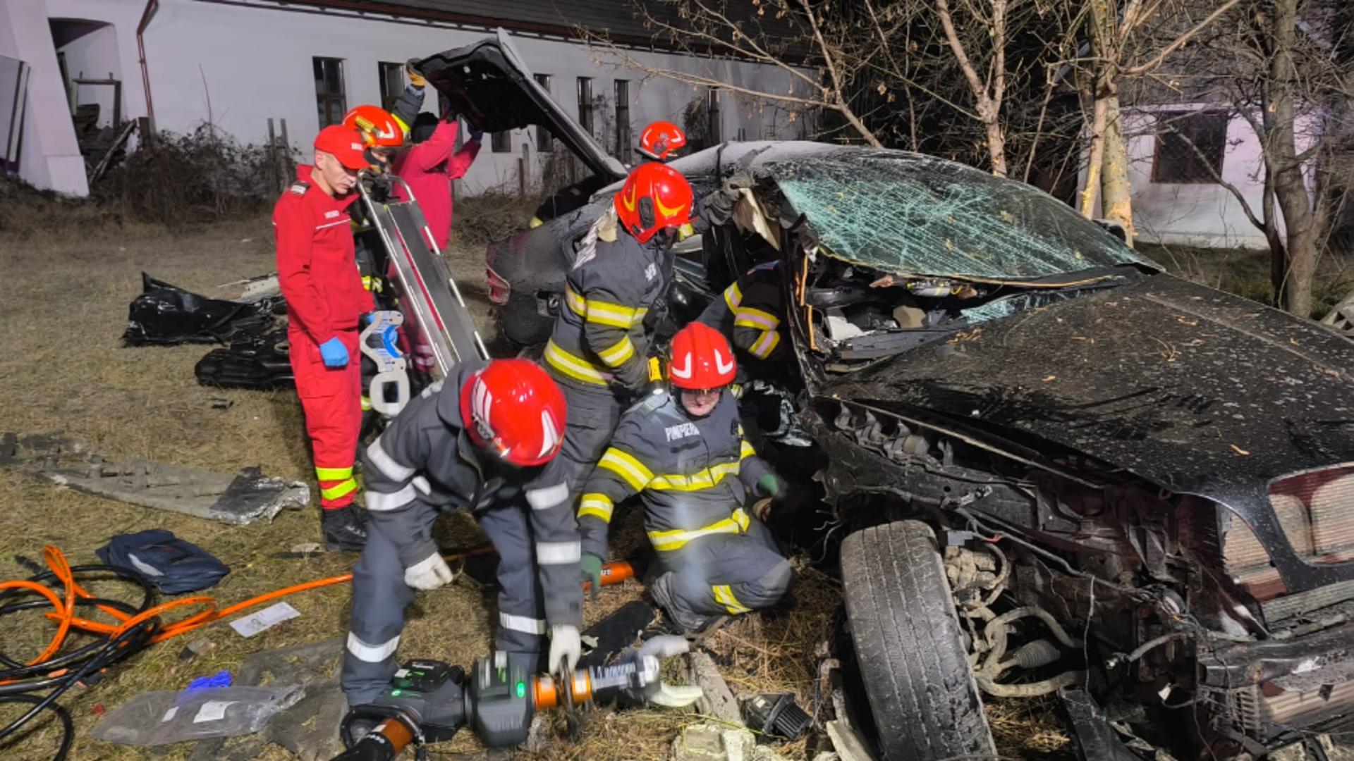 Tragedie pe DN17. Doi tineri au murit după o ciocnire catastrofală între mașini, chiar în a doua zi de Crăciun - FOTO