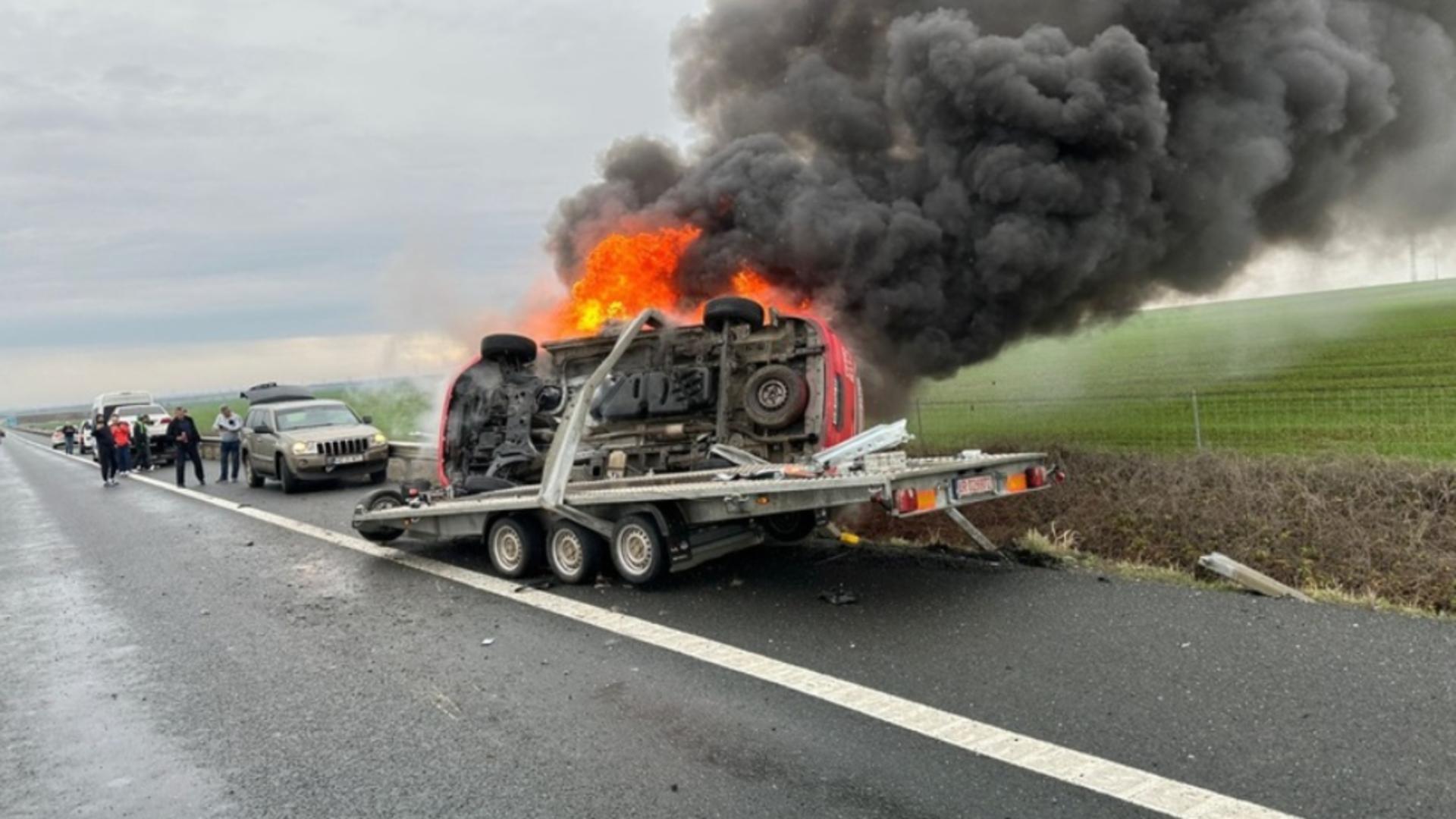 Incident grav pe autostrada A1, în județul Timiş. O ambulanţă pentru transport pacienţi cu dializă, aflată pe o platformă, a luat foc