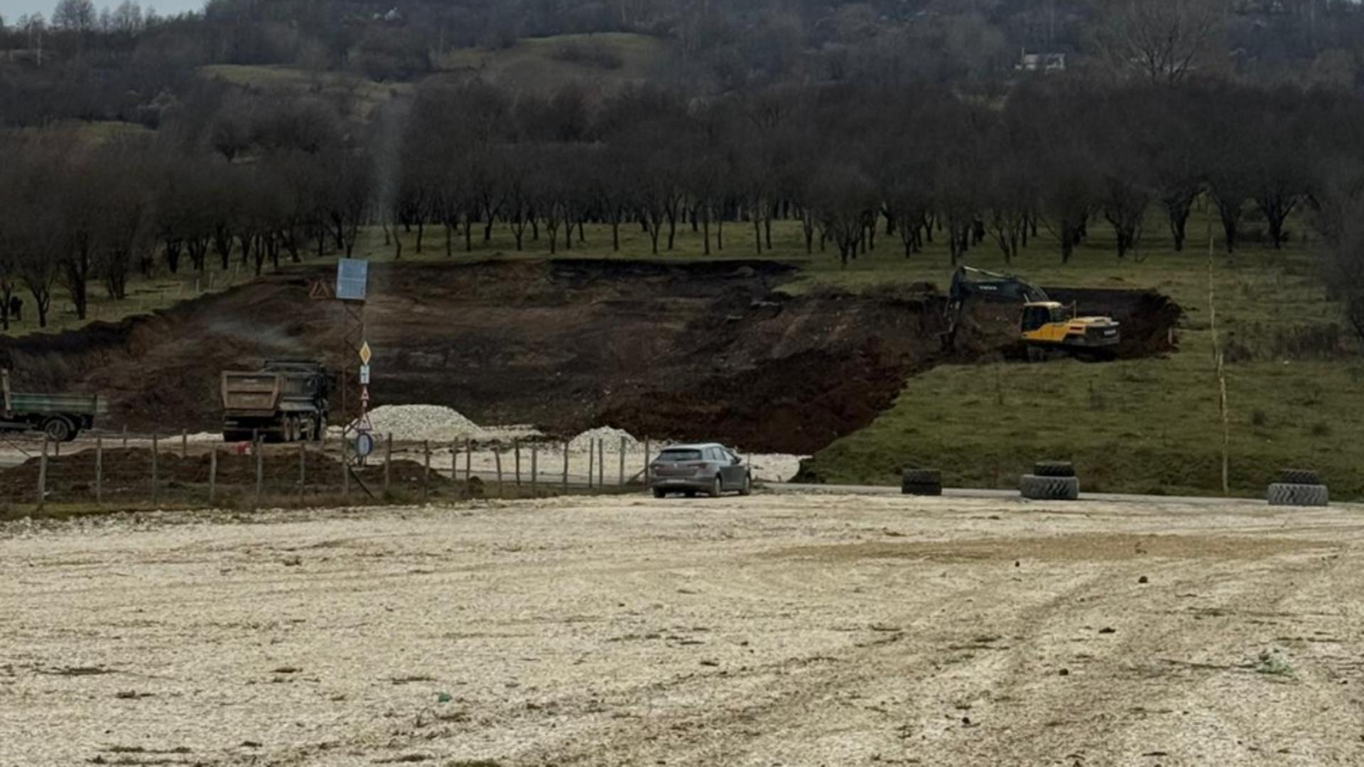 Halucinant! Doi „antreprenori” au făcut parcare în...albia unui rău! Garda de Mediu a intervenit la timp FOTO