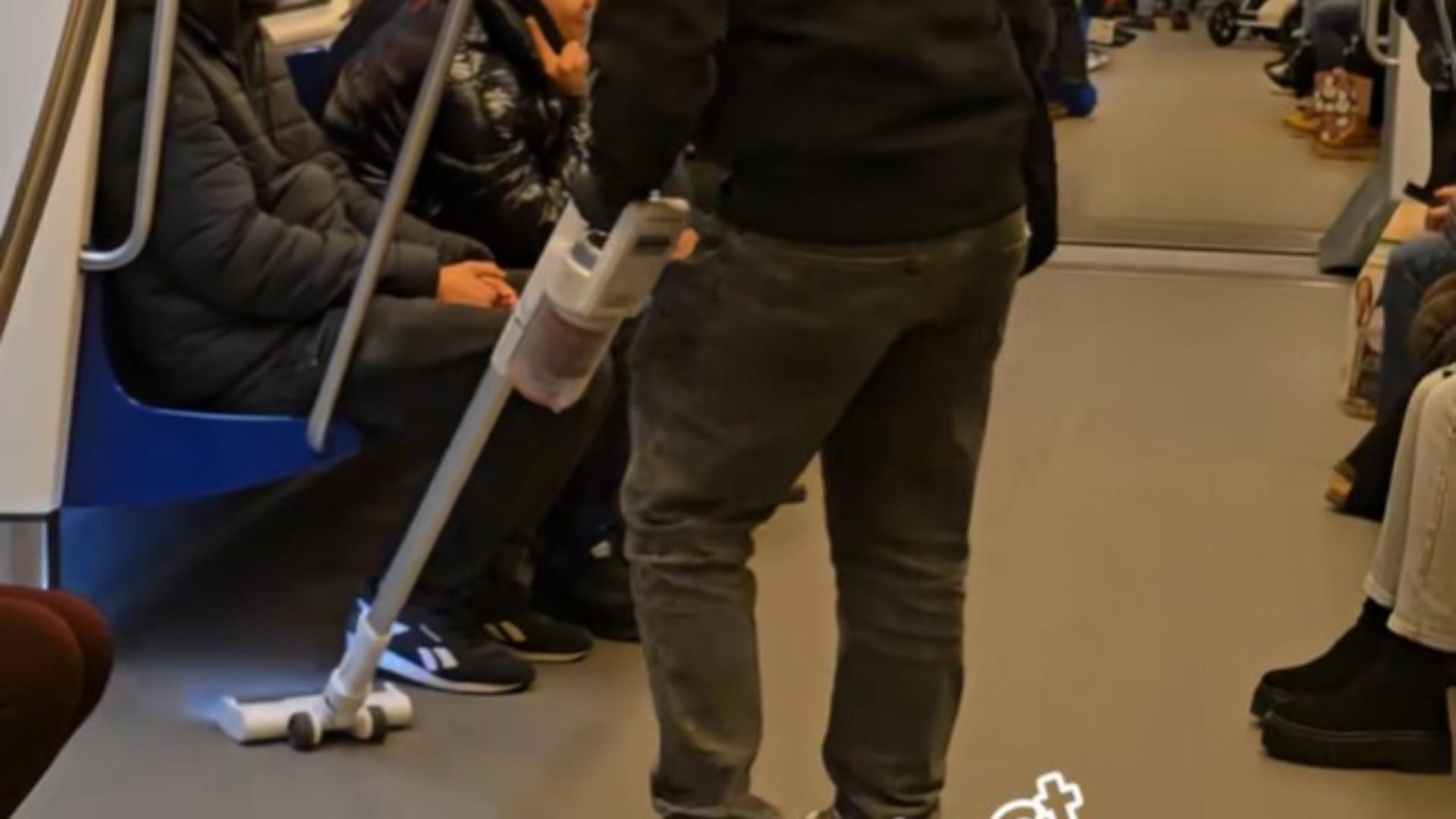 „Curățenie generală” la metrou. Momentul ireal în care un tânăr a început să dea cu aspiratorul printre călători VIDEO
