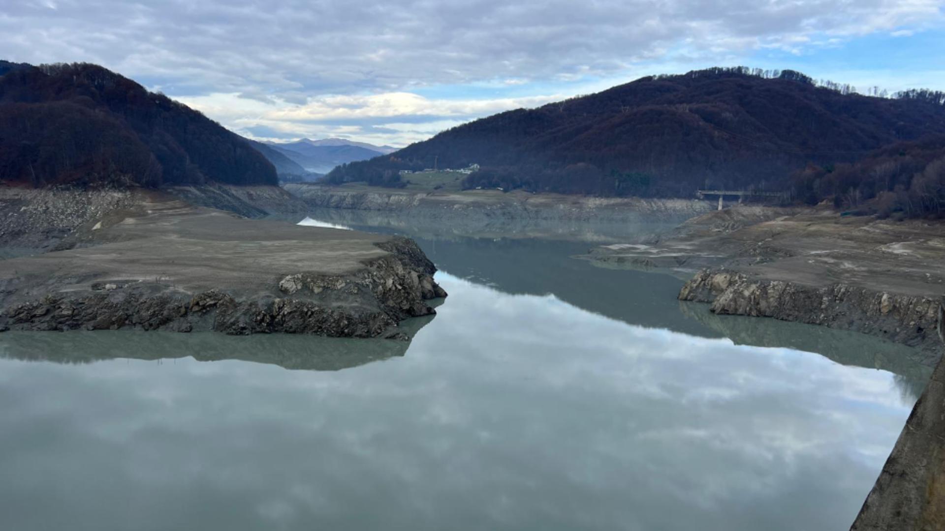 Criza apei din Prahova, faza pasării vinovăției. Apele Române se spală pe mâini, situația de criză s-ar putea prelungi până la 6 luni