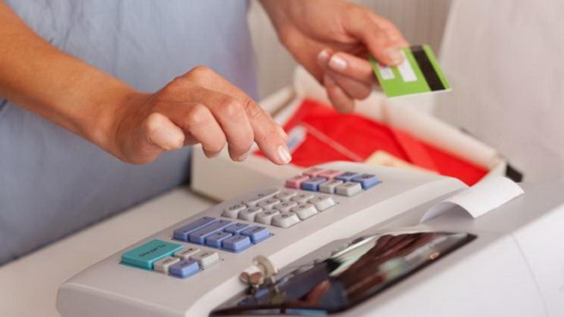 Micile magazine sătești ar putea fi obligate să suplinească lipsa bancomatelor și să le elibereze numerar clienților