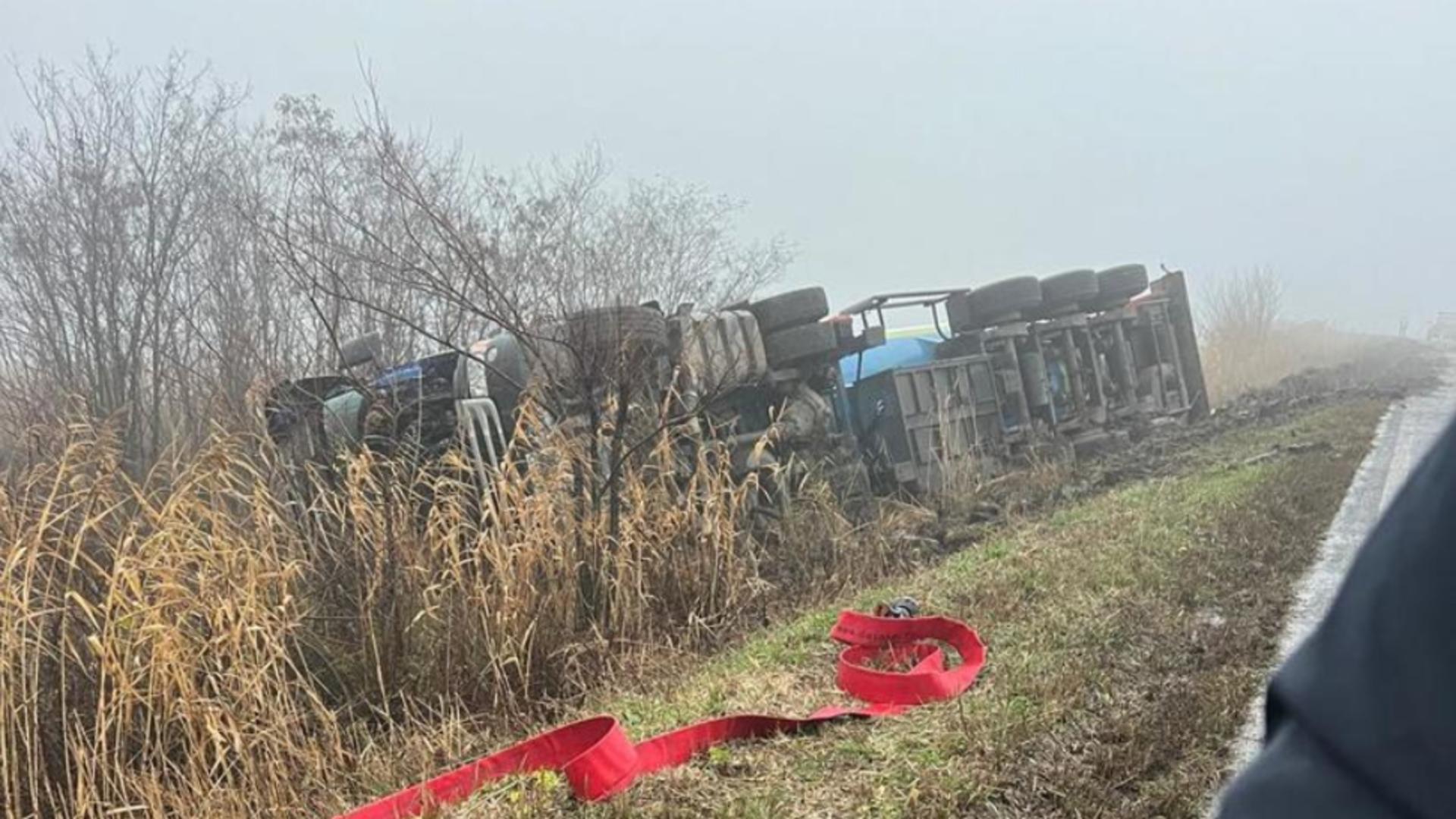 Cisterna încărcată cu GPL răsturnată pe marginea unui drum din Vaslui, repusă pe roți.