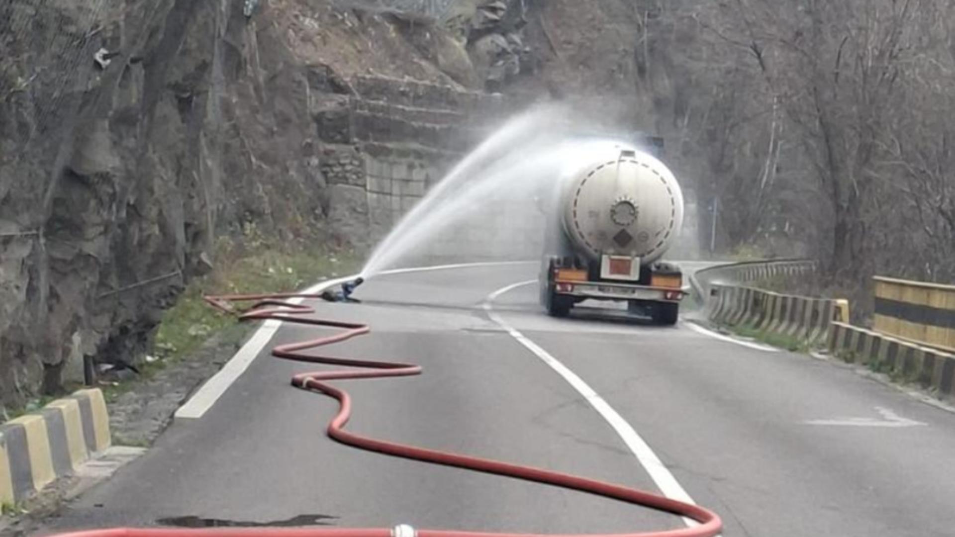 Traficul pe Valea Oltului rămâne închis. FOTO: ISU