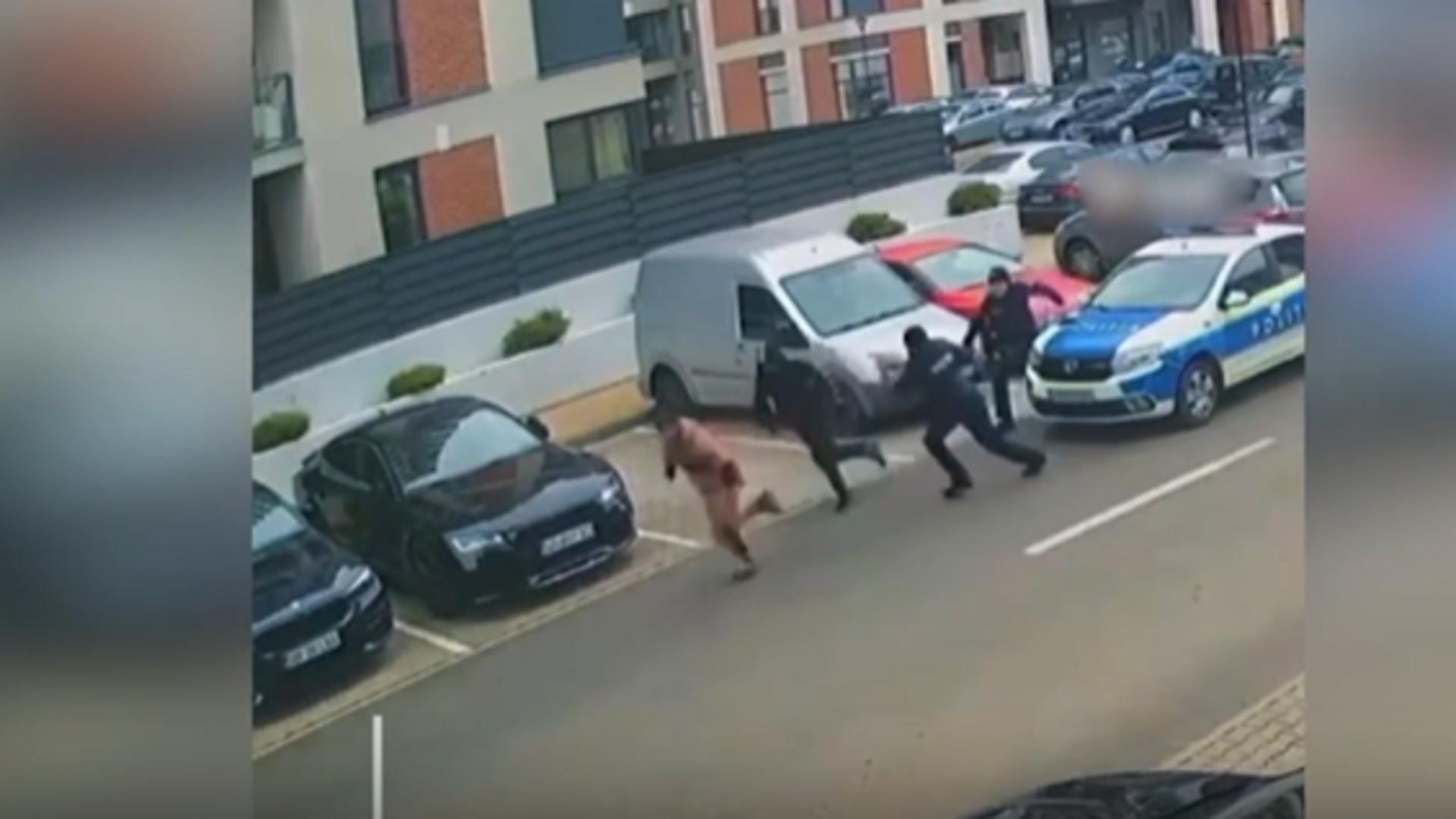 Doi pretinși colindători au tot încercat ușile unui bloc din Arad. Locatarii au chemat poliția, care i-a pus pe fugă