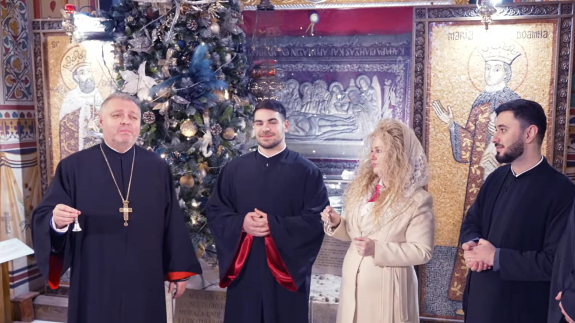 Părintele Emil Cărămizaru, moment emoționant în biserică. Colindul „Flori de Cer”, cântat cu emoție de Crăciun. VIDEO