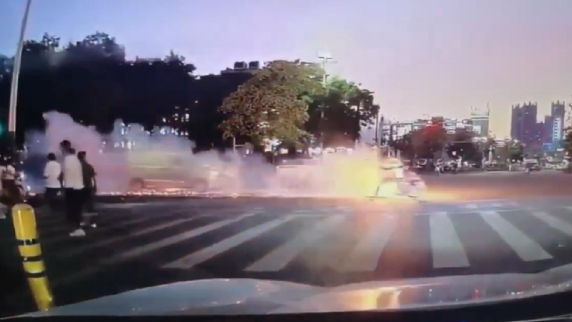 Bicicleta electrică a unui curier a luat foc din mers. Bărbatul s-a ales cu arsuri pe aproape 90% din suprafața corpului - VIDEO