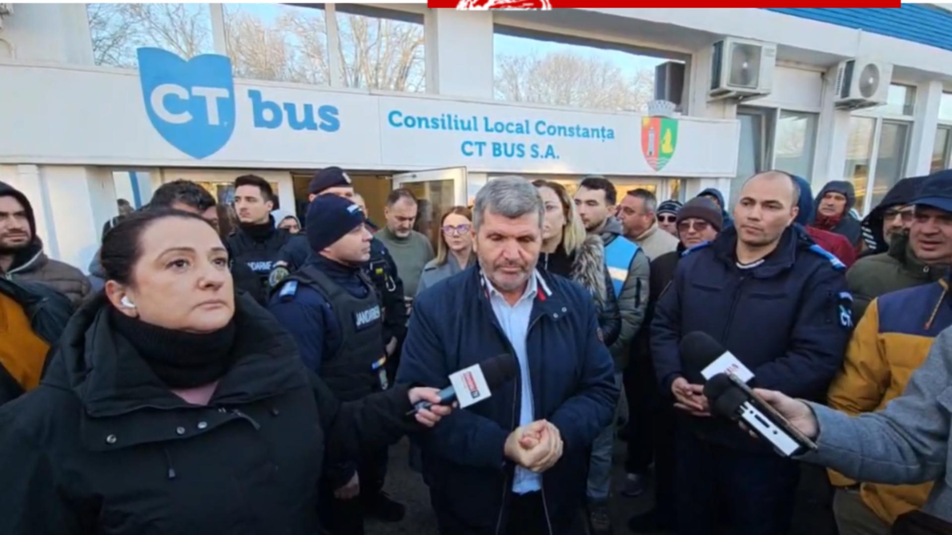 Scandal uriaș la Constanța. Șoferii de autobuz sunt în grevă spontantă, conducerea a chemat forțele de ordine. Transportul este paralizat – FOTO/VIDEO