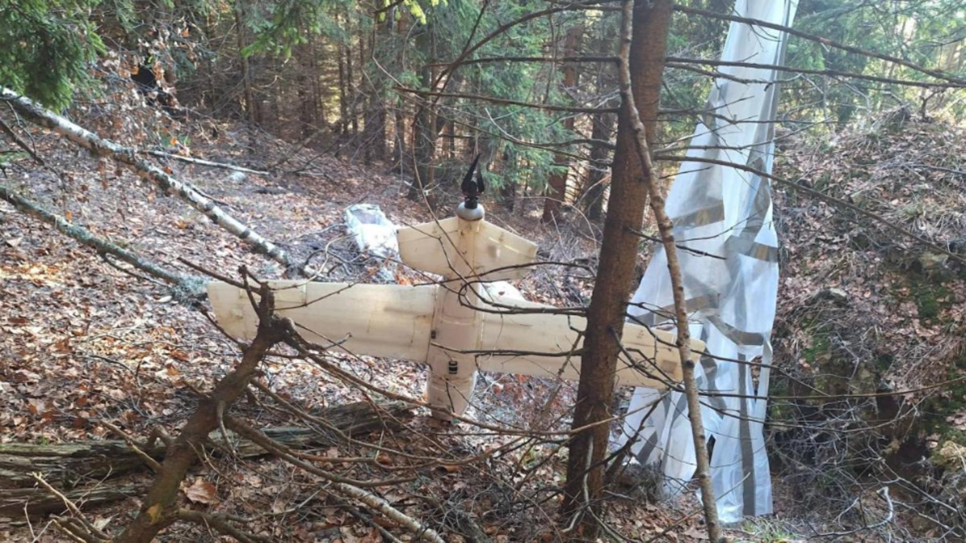 Alertă în Argeș! Resturile unei drone, descoperite într-o pădure. Autoritățile sunt în alertă maximă