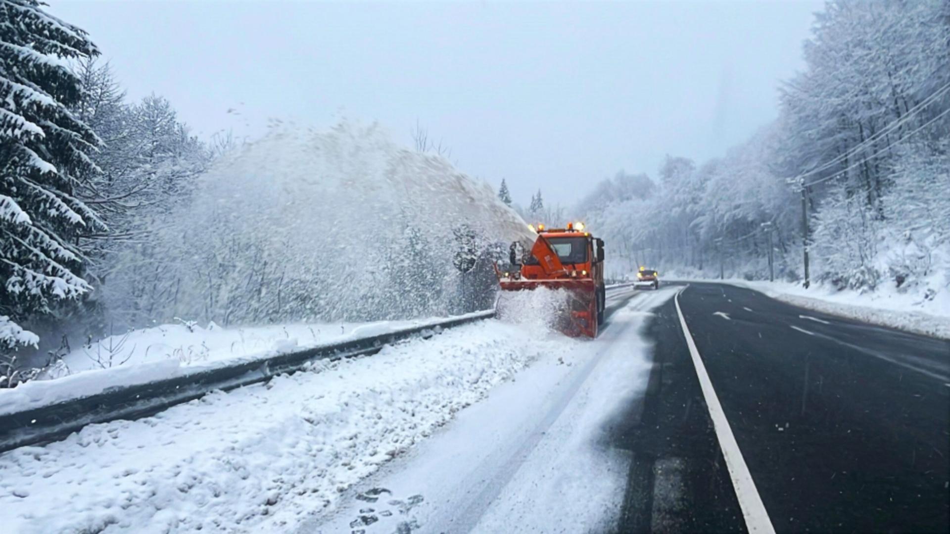 Iarnă în toată regula în România. Drumarii au intervenit pe trei drumuri naționale și două drumuri județene din Maramureș