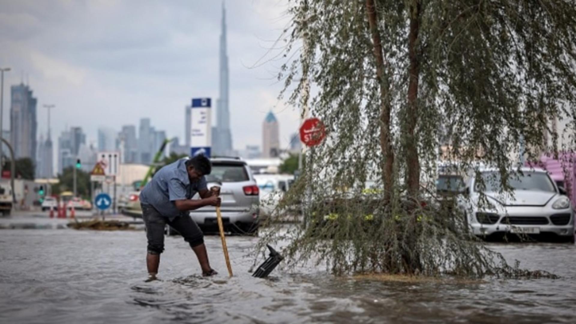 Furtună neobișnuită în Emiratele Arabe Unite: orașe inundate și trafic aerian dat peste cap