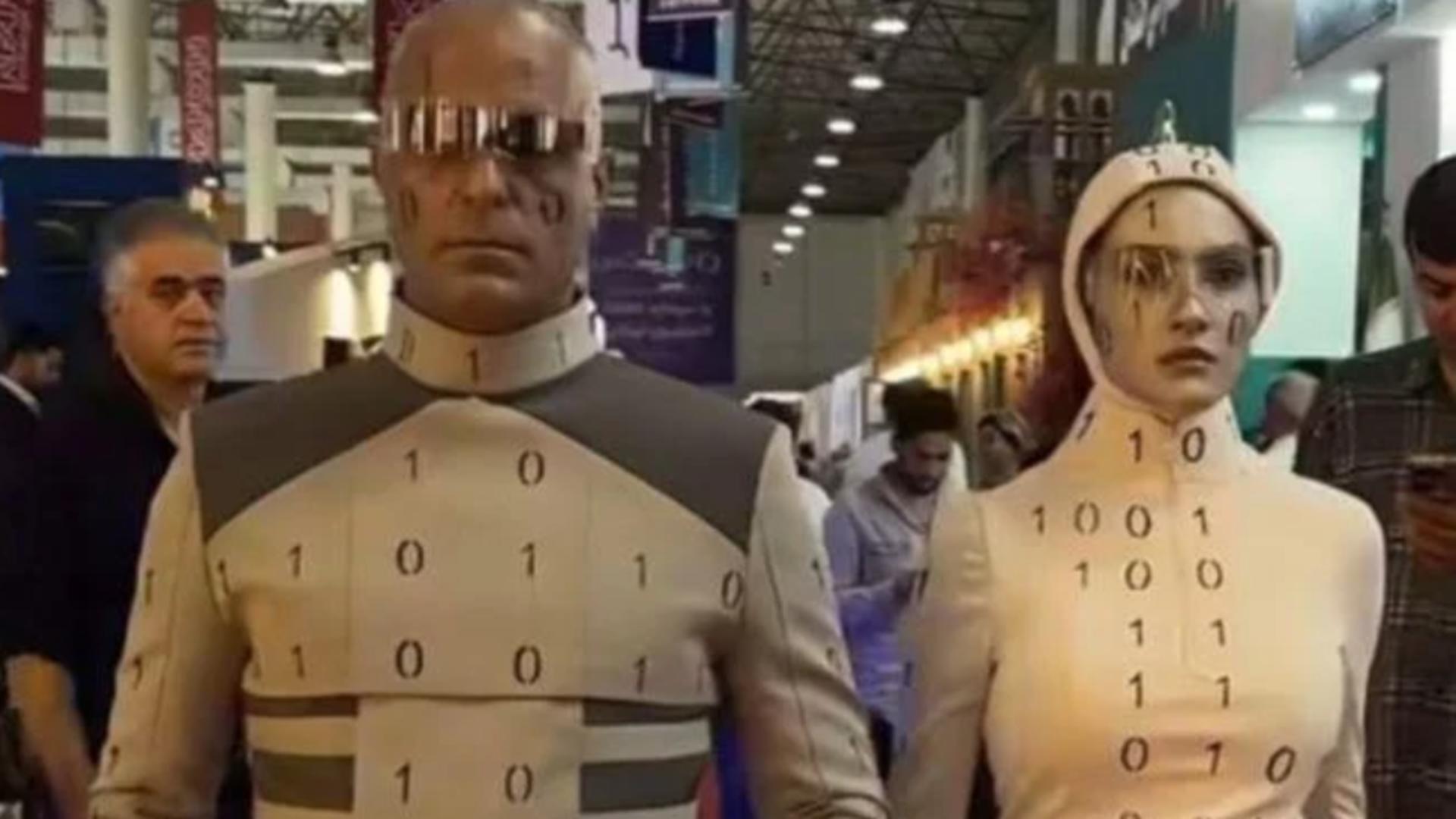 Iranul a vrut să se laude cu „roboți umanoizi avansați”. Cei doi s-au dovedit a fi, de fapt, oameni deghizați - VIDEO