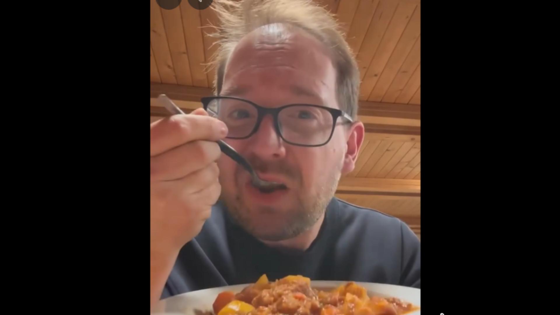 Gafa făcută de Dominic Fritz. Politicianul se laudă că a gătit "gulaș bihorean"