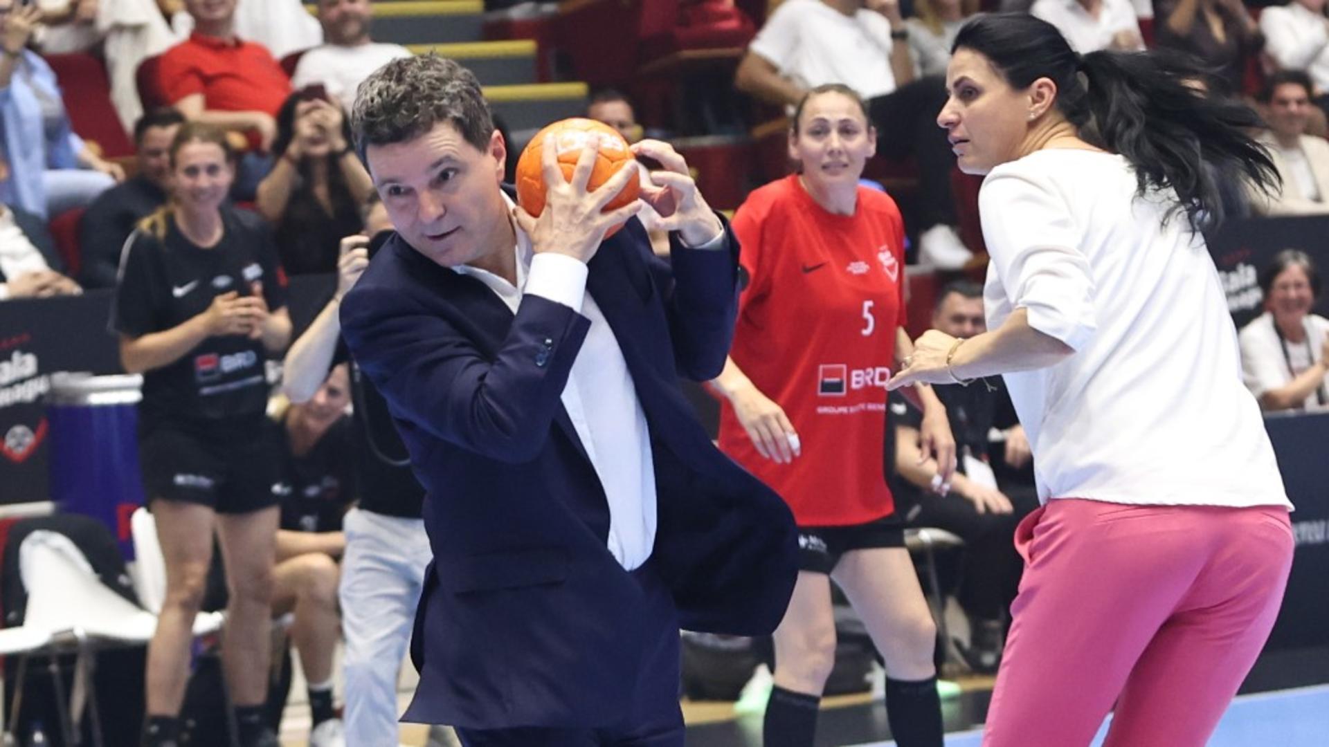 Nicușor Dan a reclamat la CCR legea care impune ca minimum 40% dintre sportivii dintr-o echipă să fie români