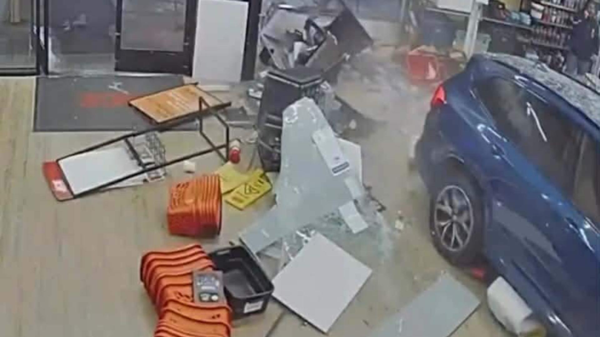 Incident șocant: o mașină a pătruns cu viteză într-un magazin de bricolaj. Șoferul a confundat pedala de frână cu cea de accelerație