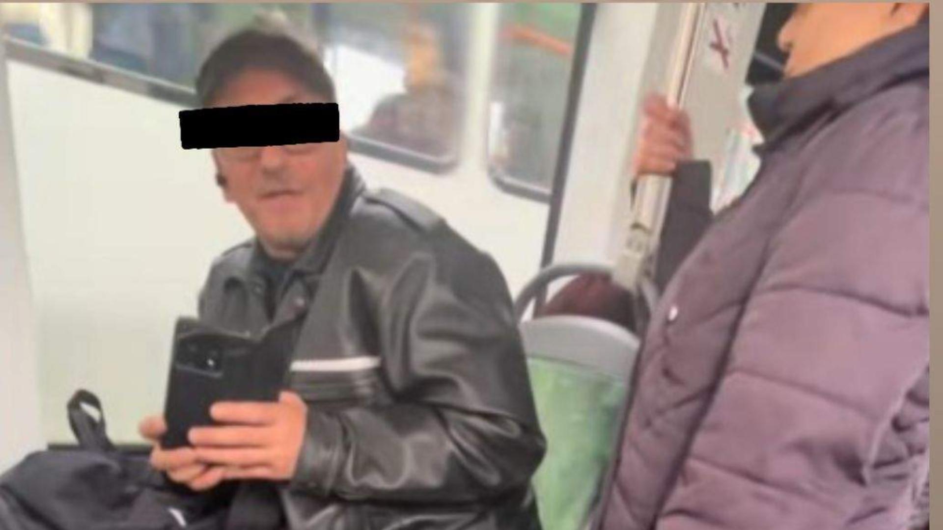 Incident revoltător în București: două eleve, hărțuite într-un tramvai pentru că își făceau temele