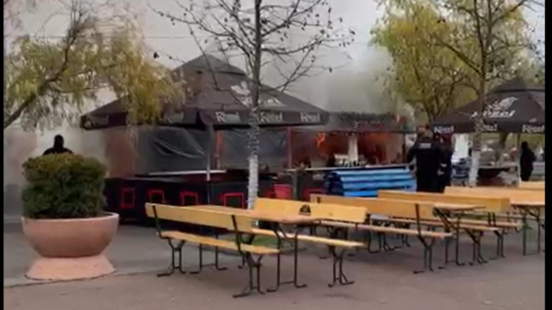 Incendiu la o căsuță de lemn dintr-un târg de Crăciun din București