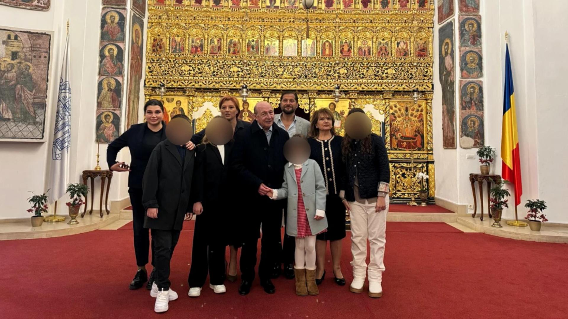 Elena Băsescu a ajuns de nerecunoscut. Fosta divă a apărut la aniversarea căsniciei părinților săi, iar imaginea este șocantă