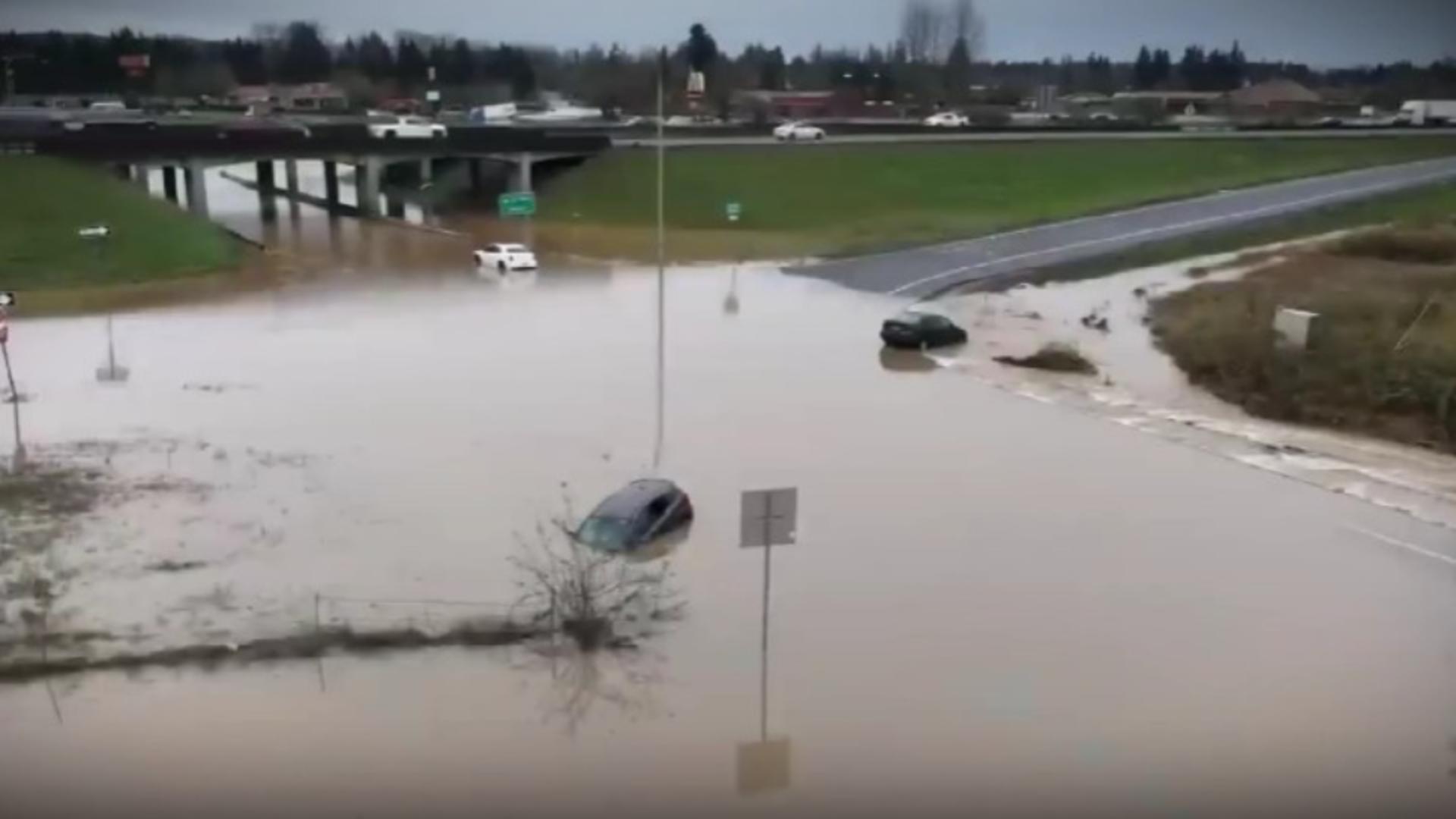 Inundații istorice în SUA și Canada. Oameni, salvați de pe acoperiș