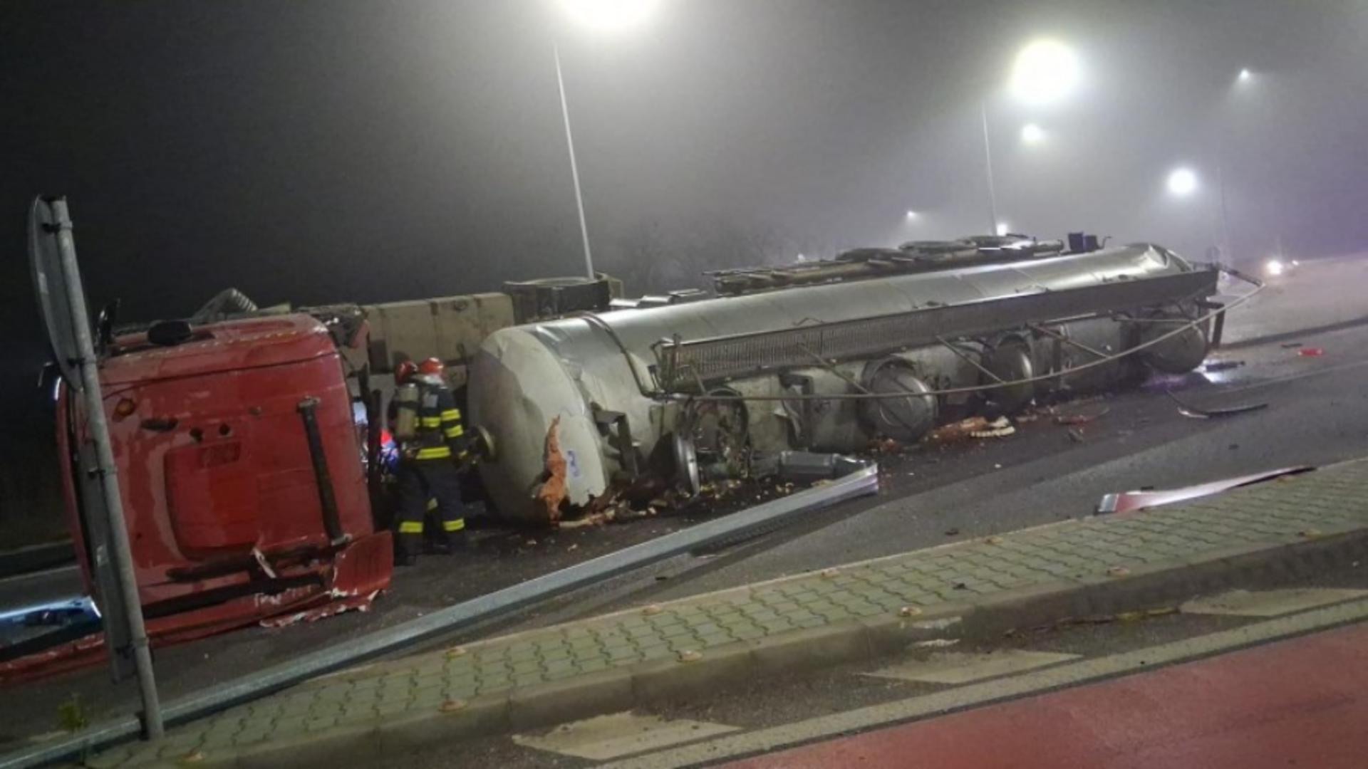 O autocisternă cu amoniac s-a răsturnat pe DN5. Traficul, blocat pe sensul spre Giurgiu