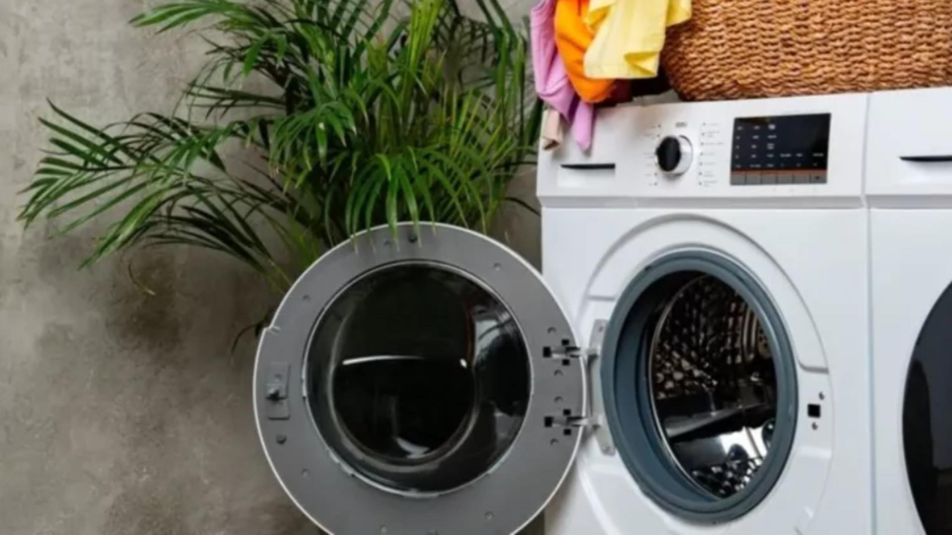 Motivul pentru care nu trebuie să lași ușa mașinii de spălat deschisă prea mult timp. Greșeala pe care majoritatea gospodinelor o comit