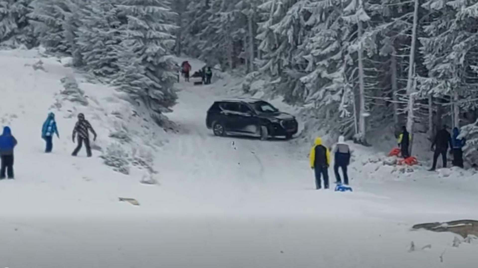 Inconștiență la volan. Un turist a intrat cu mașina direct pe pârtia de sănii din Parâng VIDEO