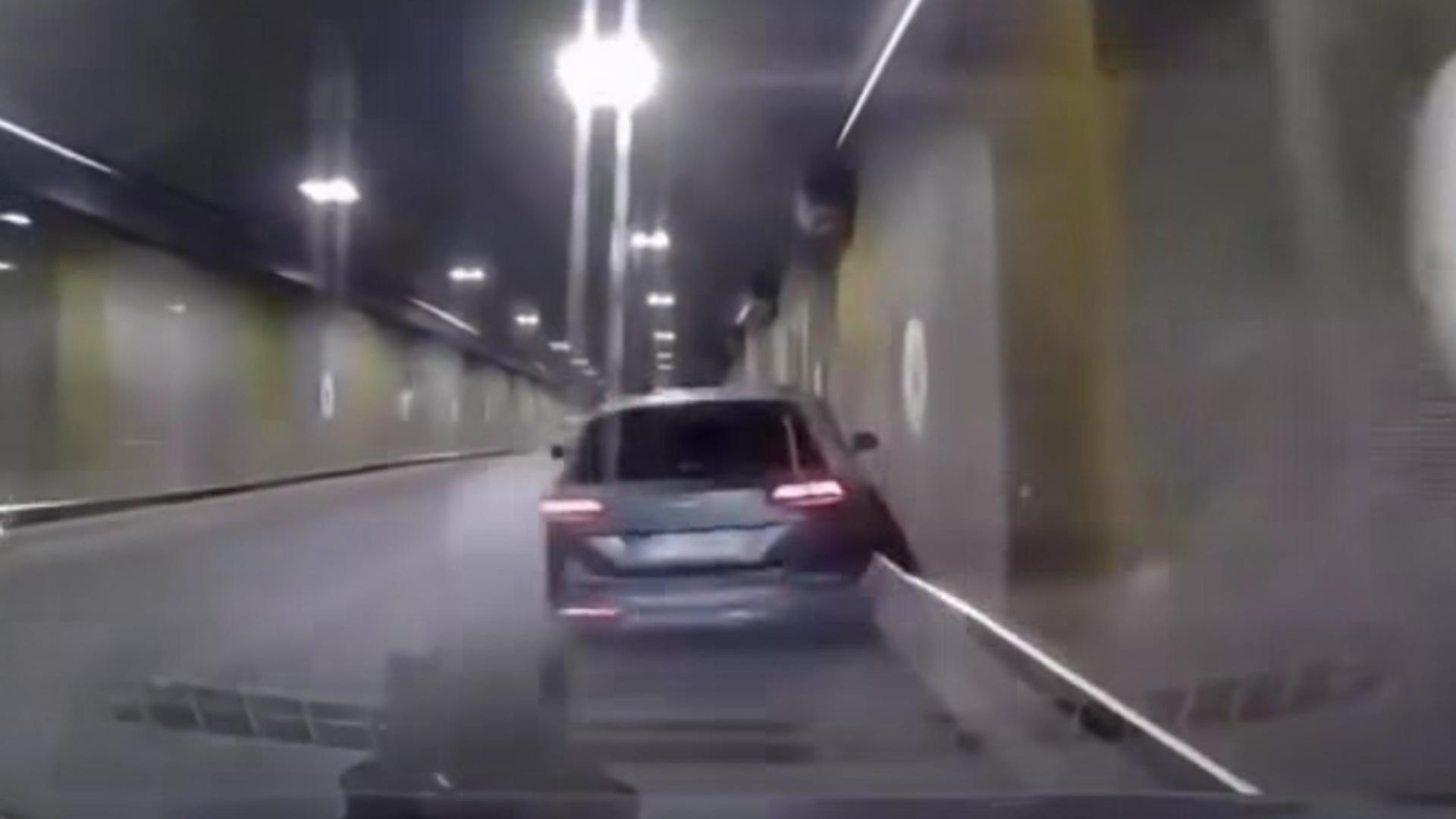 Imagini șocante în centrul Capitalei. O mașină a „zburat” și s-a răsturnat în Pasajul Unirii VIDEO