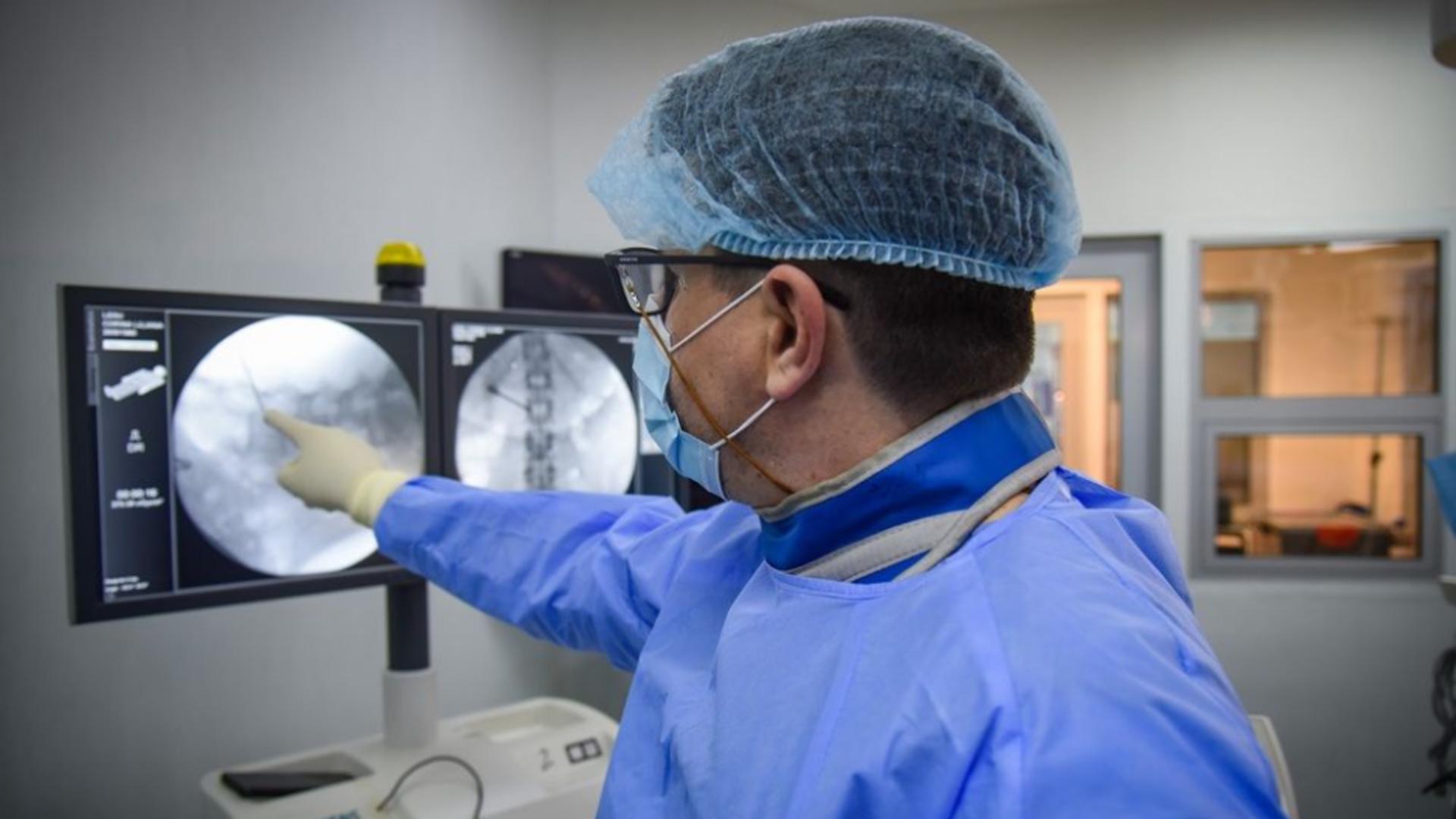 Tehnologia avansată care permite neurochirurgilor să localizeze cu exactitate leziunile cerebrale