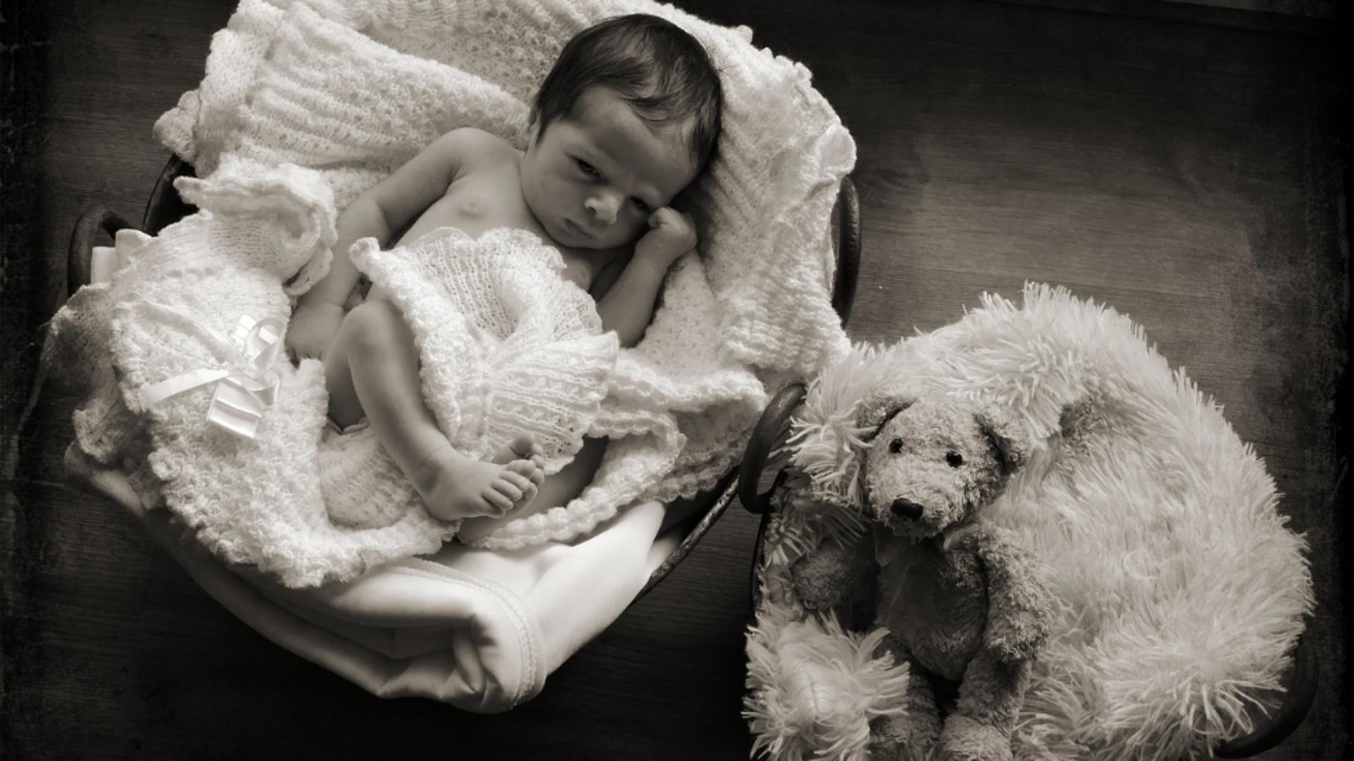 Primul copil născut, într-un sat, după 30 de ani. Bebelușul a devenit vedetă locală