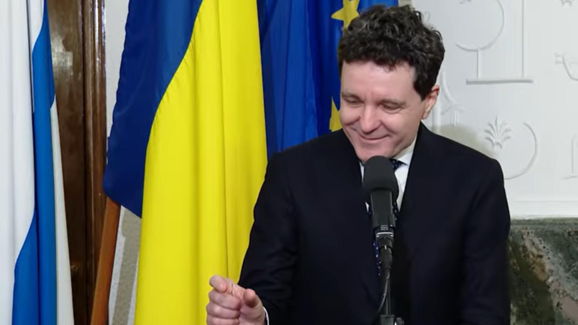 Țara arde, Nicușor Dan hăhăie prin țara lui Moș Crăciun - VIDEO