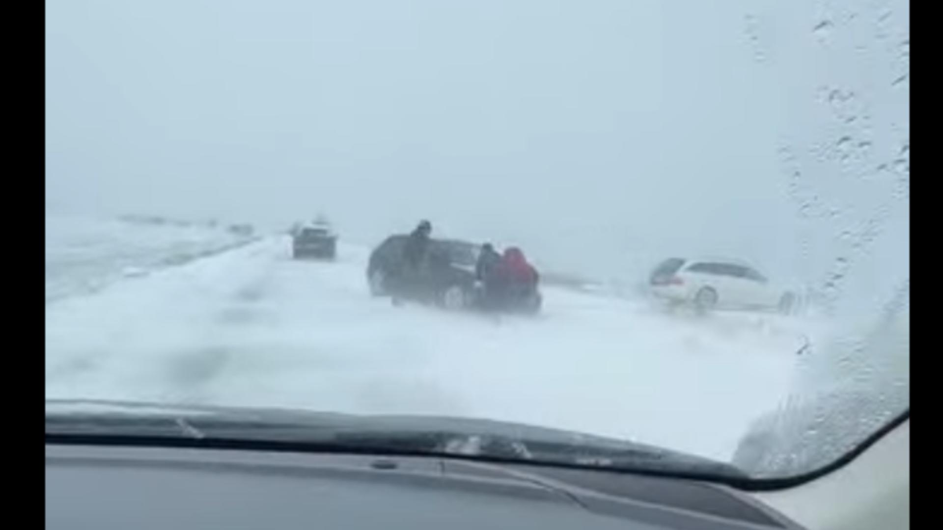 Ninsoarea și viscolul face prăpăd pe drumuri. Trafic paralizat în Brebeni, șoferii împing mașini înzăpezite - VIDEO