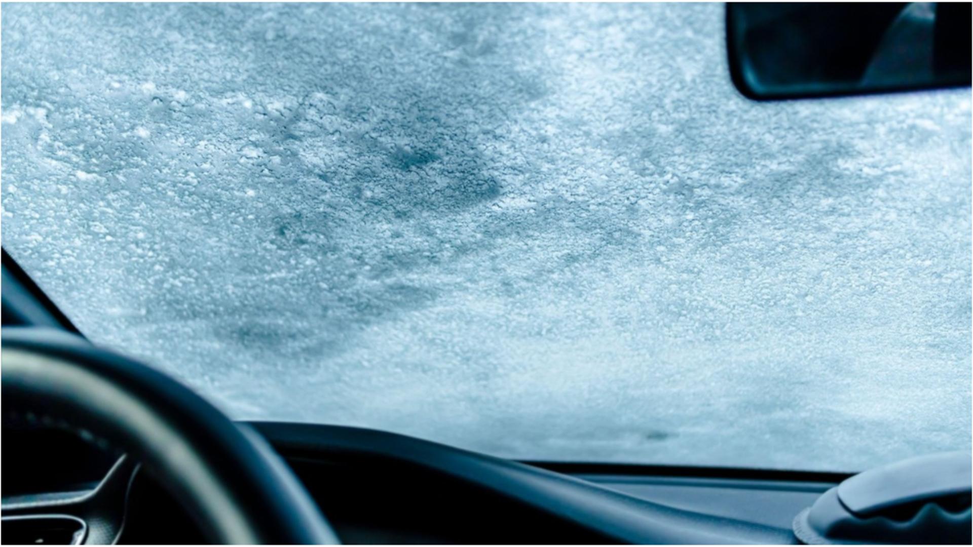 Cum dezgheți parbrizul iarna. Trucurile simple care te scapă de o mare bătaie de cap
