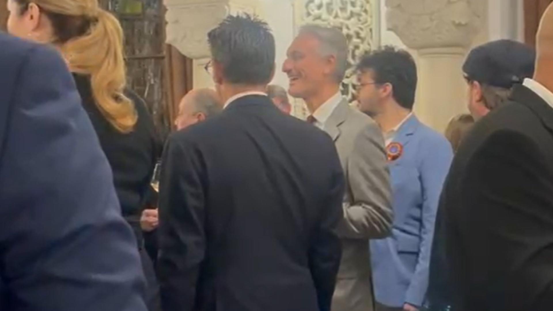 Nicușor Dan nu se leapădă de Matei Păun. Controversatul om de afaceri cu opinii pro-ruse, prezent la recepția de Ziua Națională - VIDEO