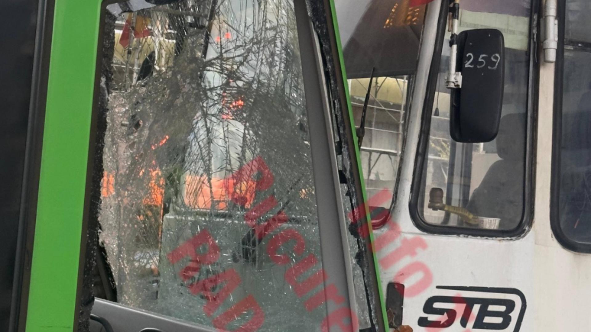 Accident sub podul Basarab. Foto: Facebook