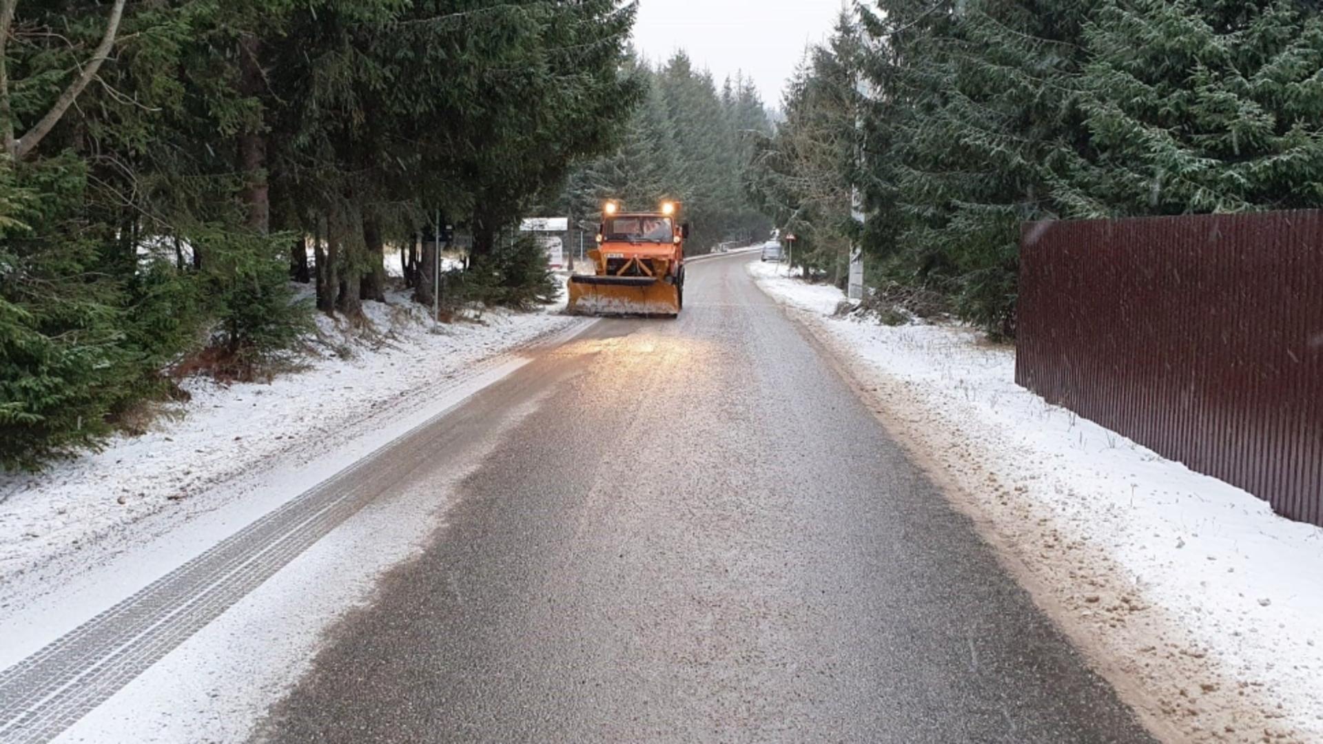 Polei pe DN 18, care traversează trei pasuri montane din județul Maramureș. Drumarii au intervenit cu material antiderapant