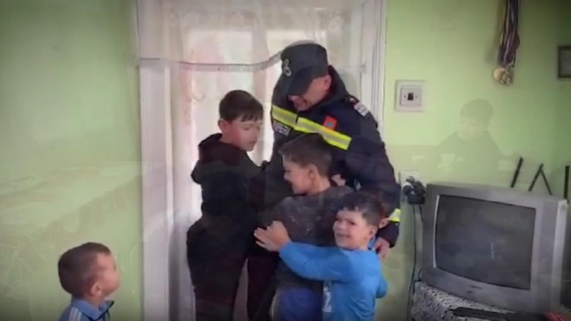 Gest emoționant! Pompierul care a dat o casă unei familii sărmane