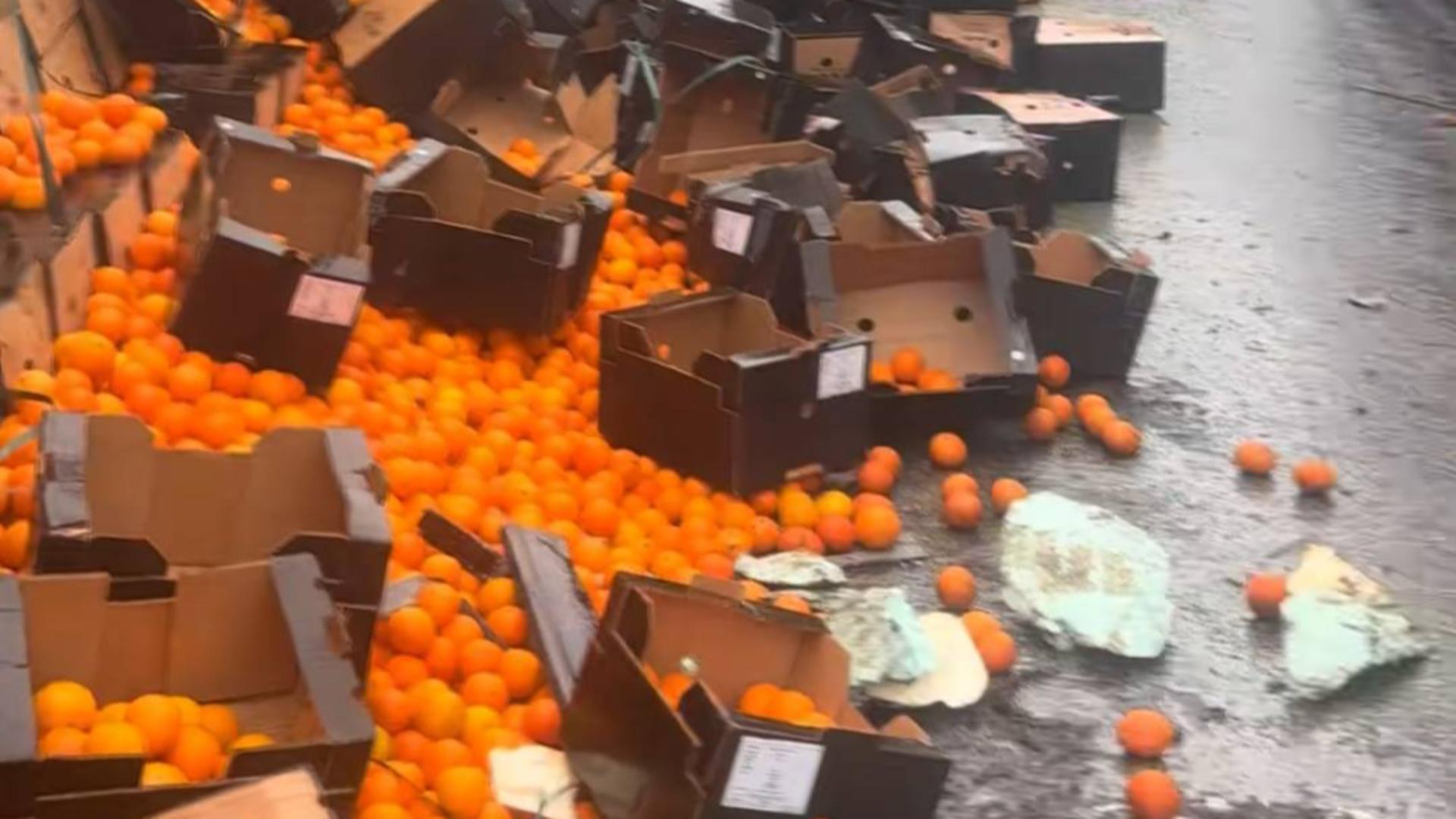 Un TIR plin cu portocale s-a răsturnat la Dealul Stârmina, iar fructele s-au împrăștiat pe carosabil.